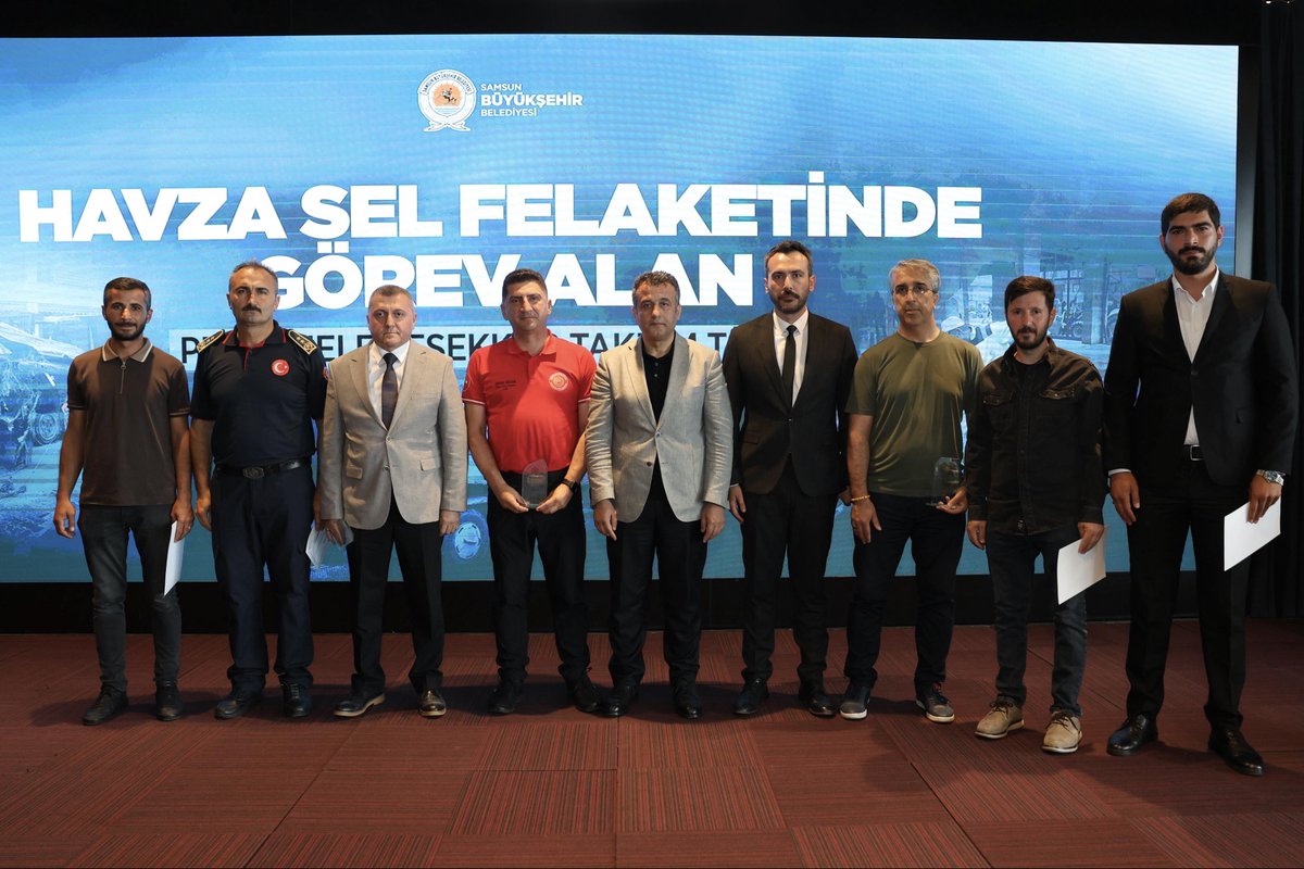 halitdoganbsk's tweet photo. Havza ilçemizde yaşanan sel afetinin ardından, gece gündüz demeden büyük bir özveriyle çalışan kıymetli mesai arkadaşlarımızla bir araya geldik.

Afetin ilk anından itibaren sahada olan, büyük bir fedakârlıkla görev yapan tüm çalışma arkadaşlarıma yürekten teşekkür ediyorum. 

Havza’da afetin yaralarını birlikte sardık. Bir kez daha selden etkilenen tüm hemşehrilerimize geçmiş olsun dileklerimi iletiyorum. Bizler Büyükşehir Belediyesi olarak her zaman hemşehrilerimizin yanındayız.
