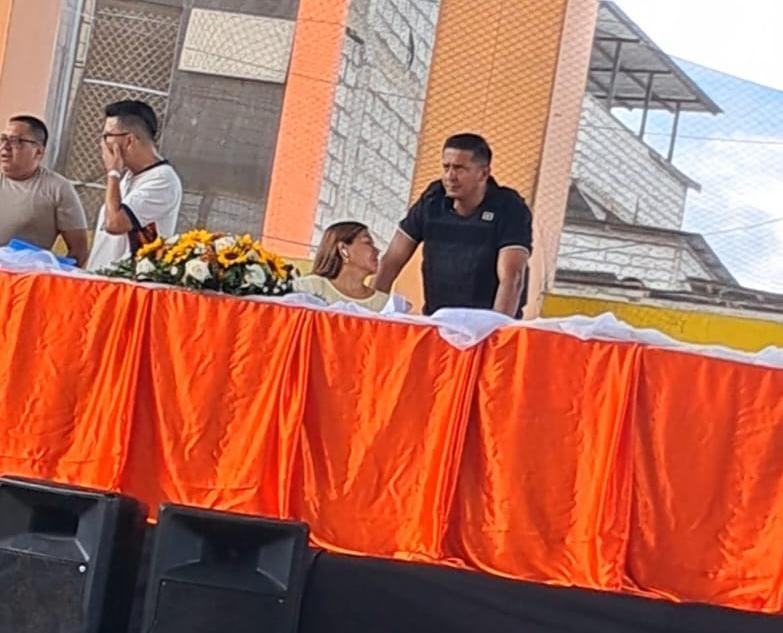 corrupcion319's tweet photo. Los arts 226 y 227 de la Constitución obligan a que toda actuación de servidores públicos se ajuste a la ley y la ciudadanía tiene derecho a exigir control que hace un #policia asignado en #Guayaquil en un acto proselitista en #Esmeralda?
@PoliciaEcuador
@MinGobiernoEc 
Vamos Tri https://t.co/b48O9hCjRe