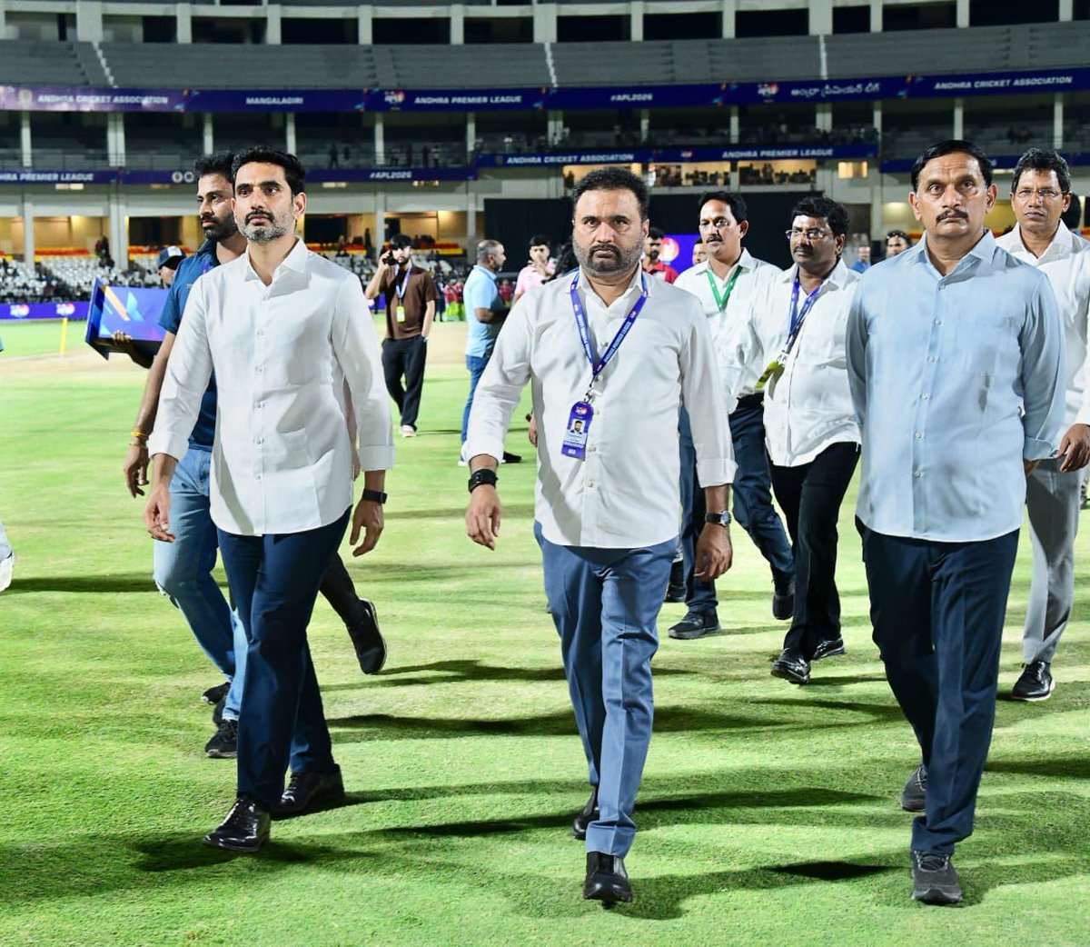 sanasathishbabu's tweet photo. #APLFinal ఏపీఎల్ సీజన్ 5 మహా పోరుకి ముఖ్య అతిథిగా నారా లోకేష్ గారు
ఆధునీకరించిన స్పోర్ట్స్ సెంటర్ ప్రారంభం!
క్రీడాకారుల కలలను నిజం చేస్తూ.. మంగళగిరిలోని క్రీడా కేంద్రాన్ని, అంతర్జాతీయ ప్రమాణాలతో అల్ట్రా-మోడరన్ స్పోర్ట్స్ హబ్గా తీర్చిదిద్దడంలో మంత్రి @naralokesh గారు చూపిన చొరవ అమోఘం. ఈ అద్భుతమైన ఆధునీకరణకు గుర్తుగా నేడు ఆయన చేతుల మీదుగా శిలాఫలకం ఆవిష్కృతం చేయటం జరిగింది.
లోకేష్ గారి మార్క్ అభివృద్ధి తర్వాత, ఈ మెగా స్టేడియంలో అత్యంత ప్రతిష్టాత్మకంగా జరుగుతున్న ఆంధ్ర ప్రీమియర్ లీగ్ (APL) సీజన్-5 ఫైనల్ మ్యాచ్ను ప్రారంభించి, ఇరు జట్ల ఆటగాళ్లతో ముచ్చటించి వారిని ఉత్తేజపరిచారు!
ఏపీఎల్ సీజన్ 5 టైటిల్ కోసం భీమవరం బుల్స్ - సింహాద్రి వైజాగ్ లయన్స్ హోరాహోరీగా తలపడుతుండగా.. మంగళగిరి స్టేడియం అభిమానుల కోలాహలంతో దద్దరిల్లిపోతోంది! ఆంధ్రప్రదేశ్ నలుమూలల నుండి వస్తున్న ఇరు జట్ల అభిమానుల నినాదాలతో మంగళగిరి స్టేడియంలో ఫైనల్స్ ఫీవర్ పీక్స్కు చేరింది.
ఈ కార్యక్రమంలో విజయవాడ ఎంపీ, ఏసీఏ ప్రెసిడెంట్ కేశినేని శివనాథ్ (చిన్ని) గారు, వైజాగ్ ఎంపీ భరత్ గారు తదితరులు పాల్గొన్నారు.
@AndhraT20League
@Andhra_Cricket_
@JayShah
@BCCI
#APL2026
#mangalagiristadium
#mpsanasathishbabu
#kakinada