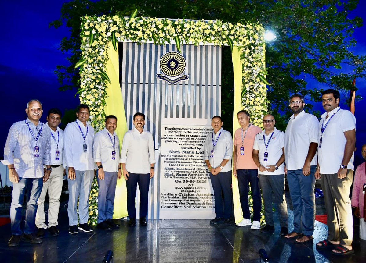 sanasathishbabu's tweet photo. #APLFinal ఏపీఎల్ సీజన్ 5 మహా పోరుకి ముఖ్య అతిథిగా నారా లోకేష్ గారు
ఆధునీకరించిన స్పోర్ట్స్ సెంటర్ ప్రారంభం!
క్రీడాకారుల కలలను నిజం చేస్తూ.. మంగళగిరిలోని క్రీడా కేంద్రాన్ని, అంతర్జాతీయ ప్రమాణాలతో అల్ట్రా-మోడరన్ స్పోర్ట్స్ హబ్గా తీర్చిదిద్దడంలో మంత్రి @naralokesh గారు చూపిన చొరవ అమోఘం. ఈ అద్భుతమైన ఆధునీకరణకు గుర్తుగా నేడు ఆయన చేతుల మీదుగా శిలాఫలకం ఆవిష్కృతం చేయటం జరిగింది.
లోకేష్ గారి మార్క్ అభివృద్ధి తర్వాత, ఈ మెగా స్టేడియంలో అత్యంత ప్రతిష్టాత్మకంగా జరుగుతున్న ఆంధ్ర ప్రీమియర్ లీగ్ (APL) సీజన్-5 ఫైనల్ మ్యాచ్ను ప్రారంభించి, ఇరు జట్ల ఆటగాళ్లతో ముచ్చటించి వారిని ఉత్తేజపరిచారు!
ఏపీఎల్ సీజన్ 5 టైటిల్ కోసం భీమవరం బుల్స్ - సింహాద్రి వైజాగ్ లయన్స్ హోరాహోరీగా తలపడుతుండగా.. మంగళగిరి స్టేడియం అభిమానుల కోలాహలంతో దద్దరిల్లిపోతోంది! ఆంధ్రప్రదేశ్ నలుమూలల నుండి వస్తున్న ఇరు జట్ల అభిమానుల నినాదాలతో మంగళగిరి స్టేడియంలో ఫైనల్స్ ఫీవర్ పీక్స్కు చేరింది.
ఈ కార్యక్రమంలో విజయవాడ ఎంపీ, ఏసీఏ ప్రెసిడెంట్ కేశినేని శివనాథ్ (చిన్ని) గారు, వైజాగ్ ఎంపీ భరత్ గారు తదితరులు పాల్గొన్నారు.
@AndhraT20League
@Andhra_Cricket_
@JayShah
@BCCI
#APL2026
#mangalagiristadium
#mpsanasathishbabu
#kakinada