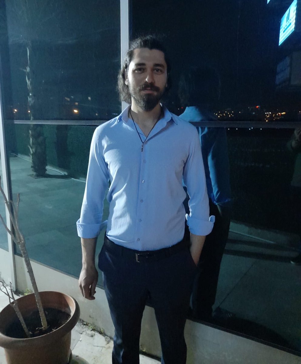 bernaozgull's tweet photo. Fotoğrafta gördüğünüz kişi abim Samet Özgül. 

Gazi Üniversitesi öğrencisi ve motokurye olarak çalışan abim Samet, Ankara’da trafikte uyardığı 3 kişi tarafından darp edilip canice boğazından bıçaklanarak katledildi. 

Sabıkalarında uyuşturucu dahil 20 ayrı suç olan 2 kişi serbest bırakıldı, 19 yaşındaki katilin ise 'pişmanım' sözüyle müebbet hapis cezası 25 yıla indirildi. Dava dosyamız hala Yargıtay’da! 

Samet için ses verin, adalet yerini bulsun!

 @adalet_bakanlik @TCYargitay 

#SametÖzgülİçinAdalet