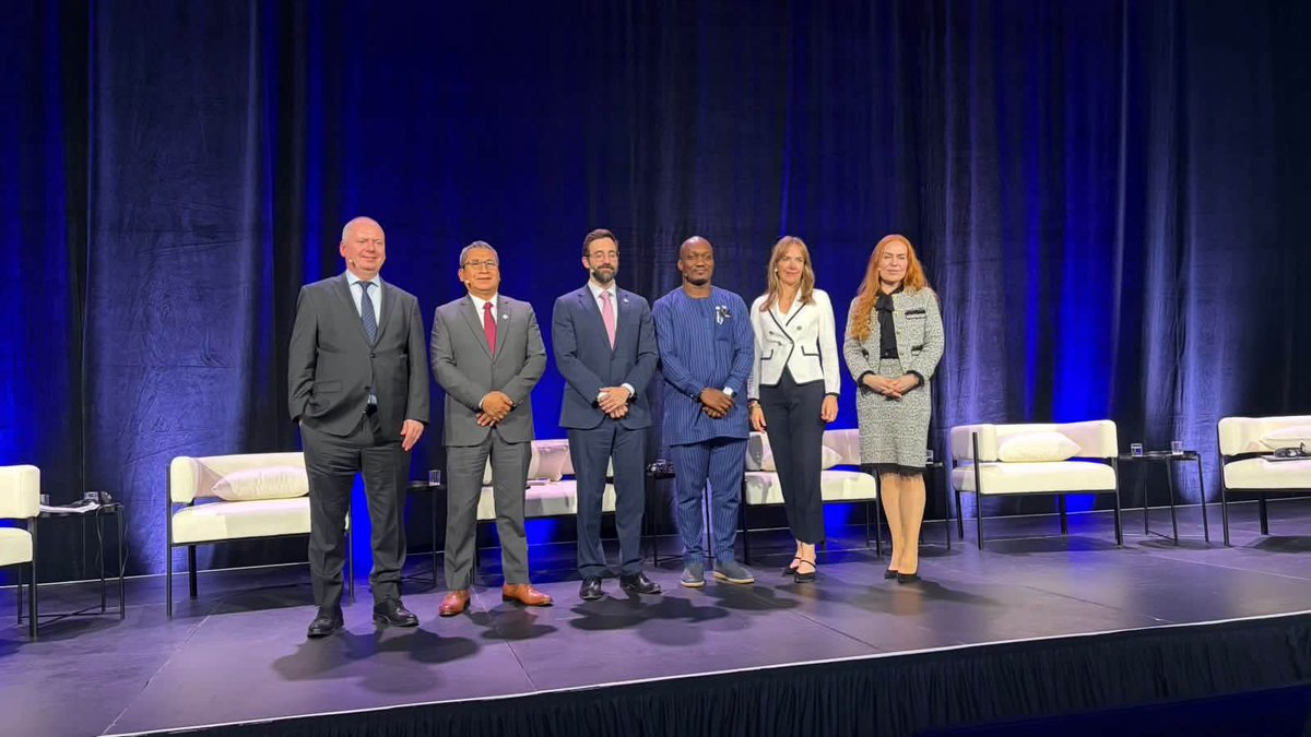 Epicentro_TV's tweet photo. 🔴Ministro de Energía y Minas, Waldir Ayasta, participa en la Conferencia Global Anual sobre Eficiencia Energética que se realiza en Canadá. Sin embargo, en el ministerio hay inquietud pues no se ha publicado en el diario oficial El Peruano ninguna resolución suprema de PCM que autorice su viaje al extranjero, como ordena la Ley. Incluso sin esa resolución no tiene respaldo legal para el desembolso de viáticos.