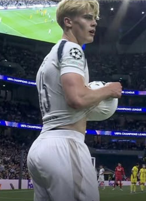 messikimochis's tweet photo. me destruye el hecho de que tuiter en época mundial se basa en bardos con otros países pero algo que nos une es que todas estamos de acuerdo en lo lindo q es este pibe y el buen ojete q tiene, es el símbolo de la paz de la comunidad tuitera https://t.co/DdGELCnQ7U