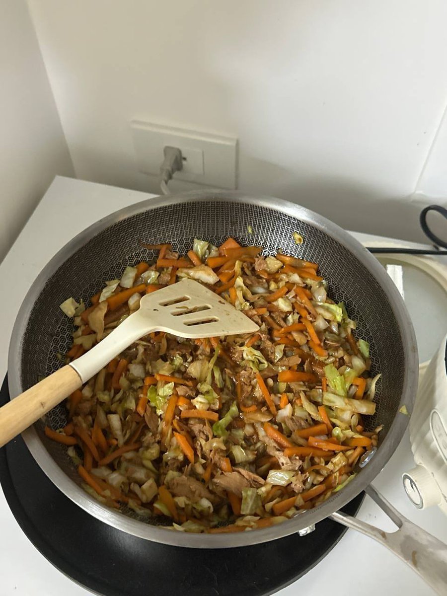 sunbleachdfIies's tweet photo. i cooked,,, 365 cals overall. planning to divide this by 4 servings (4 meals) https://t.co/BishFHYuir