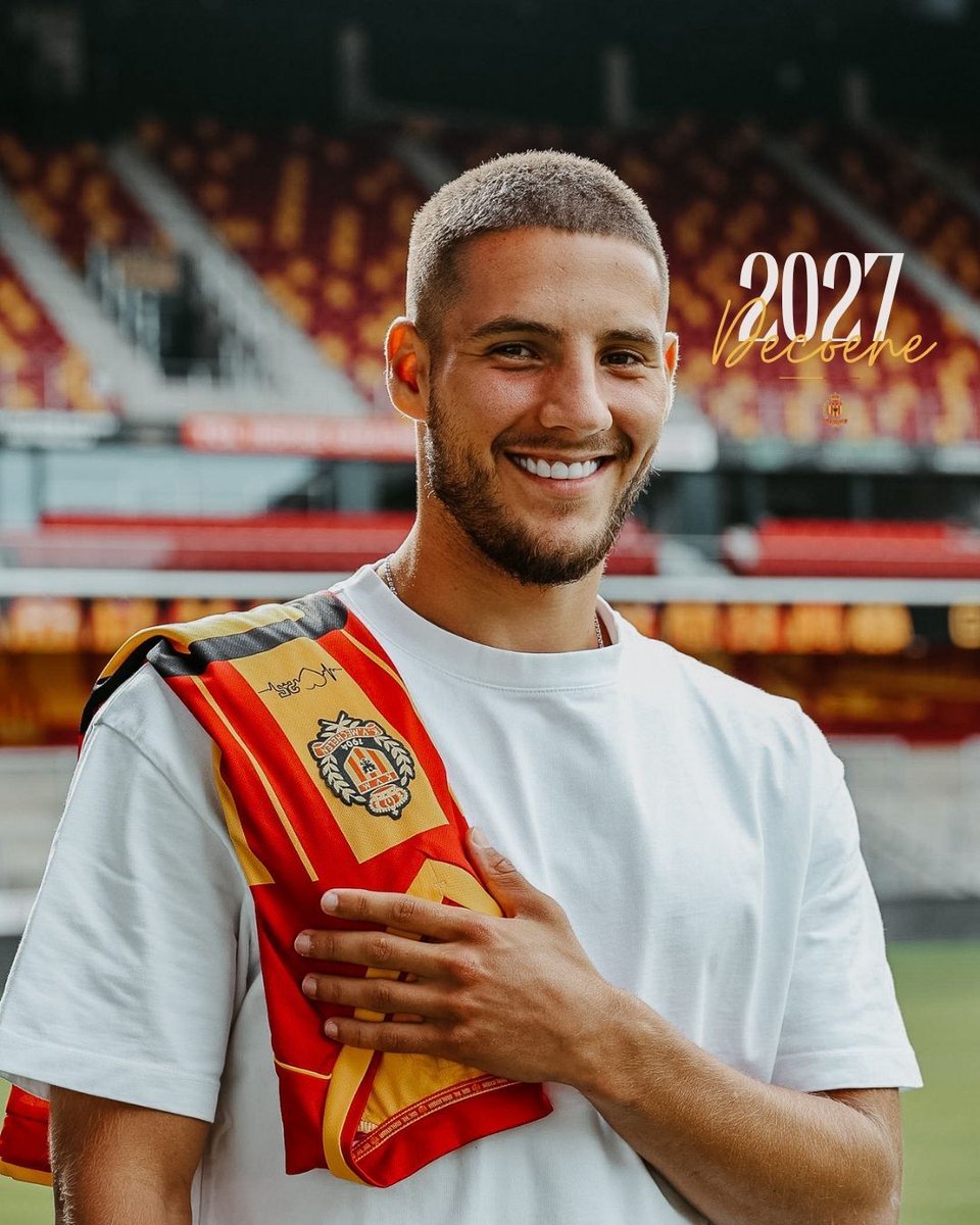 kvmechelen's tweet photo. Signed: 𝟑𝟗. 𝓓𝓮𝓬𝓸𝓮𝓷𝓮 📝

Massimo Decoene zet zijn handtekening onder een extra seizoen bij Geel-Rood. Hij tekent een contract van één jaar, met optie. 

Proficiat, Massimo! 🙌 https://t.co/3zht3M710z