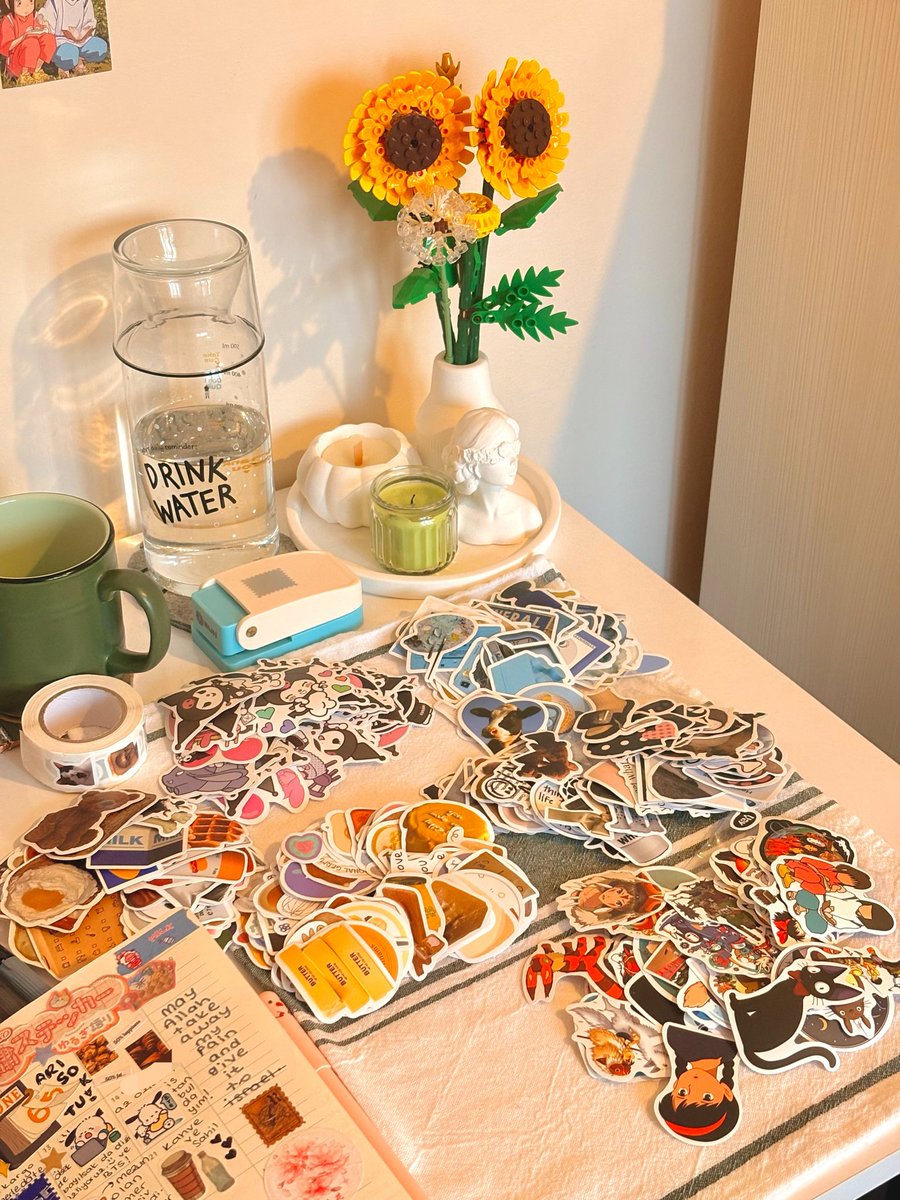 ha8cheng's tweet photo. bir subar dağı sticker kargosuyla karşılaşınca doğruca masaya geçtim😭✨

ilgilendiğin için çok teşekkür ederim, seneye hala sticker gosu açıyor ol lütfen🫶🏻@baek4loey #julisproofs https://t.co/732POQ0eUi