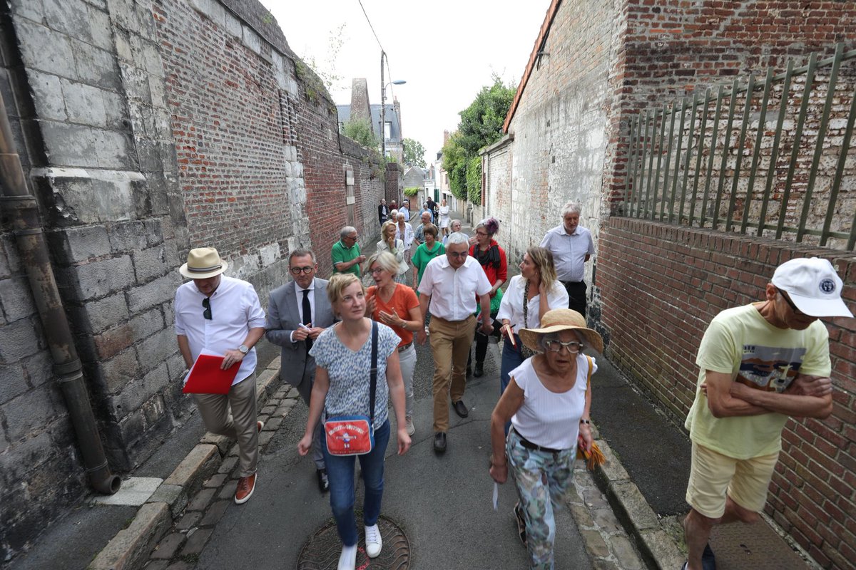 VilleArras's tweet photo. 🚶‍♂️ Balade de quartier à Méaulens – Saint-Géry avec @FLeturque et Stéphane Prince. L'occasion d'échanger avec les habitants et de constater les transformations engagées : trottoirs rénovés, place de l'Ancien Rivage réaménagée, et présentation du futur visage de la Grand'Place https://t.co/bLbiCNl5oL