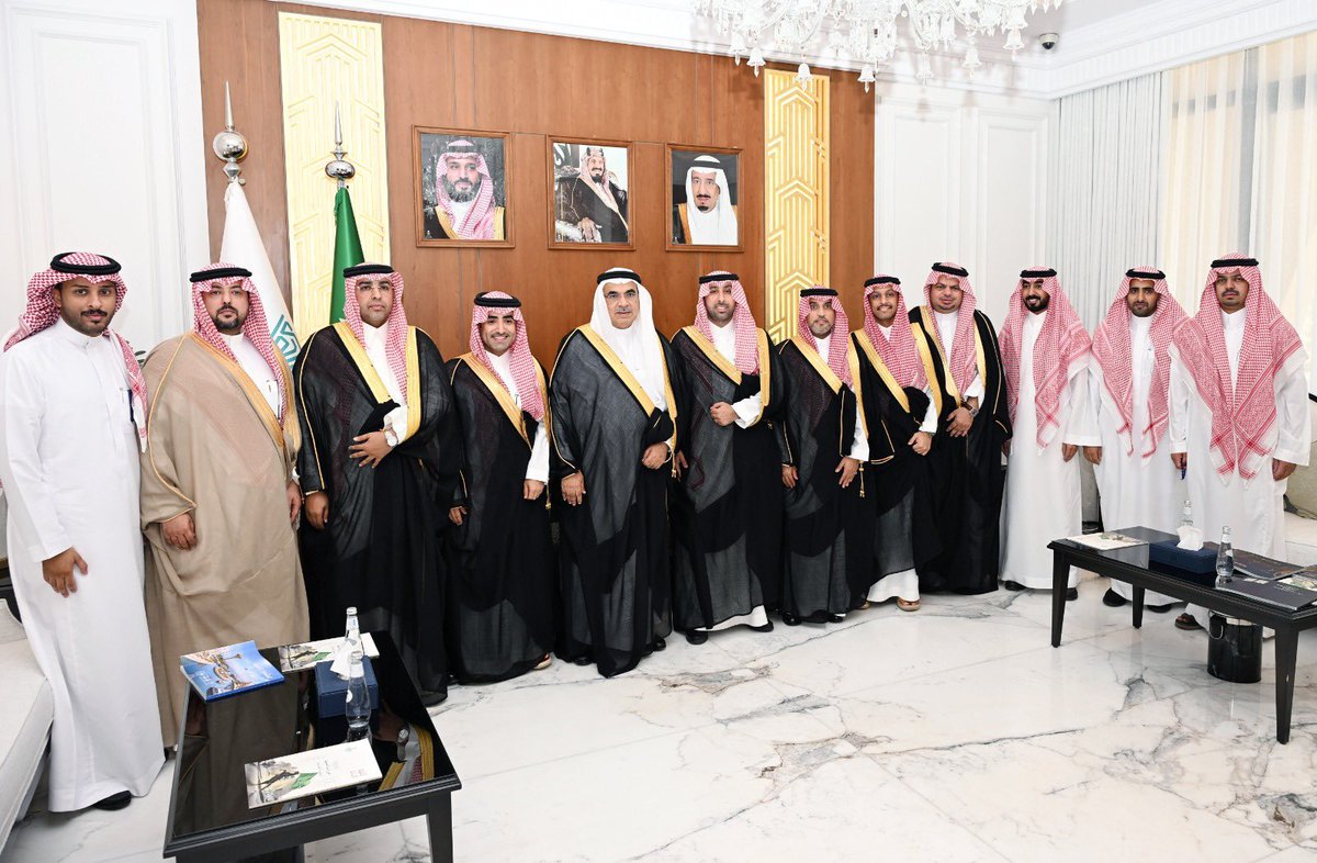 Eastern_RT's tweet photo. أمين الشرقية وغرفة الشرقية يبحثان تعزيز الشراكة لدعم القطاع العقاري

التقى معالي أمين المنطقة الشرقية المهندس فهد بن محمد الجبير، رئيس مجلس إدارة غرفة الشرقية فهد بن عبدالله الفراج، وأعضاء لجنة العقار والتطوير العمراني، لبحث تعزيز الشراكة والتنسيق بما يدعم القطاع العقاري ويرفع جاذبية البيئة الاستثمارية في المنطقة.

وأكد أمين الشرقية أن الشراكة مع الغرفة تمثل ركيزة مهمة للتكامل مع قطاع الأعمال، مشيراً إلى حرص الأمانة على تعزيز التواصل مع المستثمرين والاستماع إلى مرئياتهم لتطوير الخدمات البلدية.

من جانبه، أوضح رئيس غرفة الشرقية فهد الفراج أن اللقاء يأتي امتداداً لنهج الغرفة في تعزيز التعاون مع الجهات الحكومية لخدمة قطاع الأعمال، مؤكداً أن القطاع العقاري يشهد نمواً متسارعاً، ما يستدعي استمرار التنسيق لتعظيم الفرص الاستثمارية ودعم التنمية العمرانية في المنطقة.