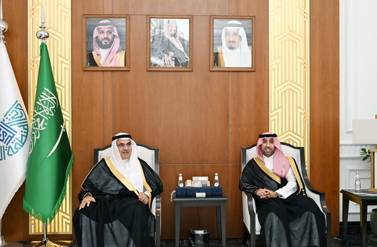 Eastern_RT's tweet photo. أمين الشرقية وغرفة الشرقية يبحثان تعزيز الشراكة لدعم القطاع العقاري

التقى معالي أمين المنطقة الشرقية المهندس فهد بن محمد الجبير، رئيس مجلس إدارة غرفة الشرقية فهد بن عبدالله الفراج، وأعضاء لجنة العقار والتطوير العمراني، لبحث تعزيز الشراكة والتنسيق بما يدعم القطاع العقاري ويرفع جاذبية البيئة الاستثمارية في المنطقة.

وأكد أمين الشرقية أن الشراكة مع الغرفة تمثل ركيزة مهمة للتكامل مع قطاع الأعمال، مشيراً إلى حرص الأمانة على تعزيز التواصل مع المستثمرين والاستماع إلى مرئياتهم لتطوير الخدمات البلدية.

من جانبه، أوضح رئيس غرفة الشرقية فهد الفراج أن اللقاء يأتي امتداداً لنهج الغرفة في تعزيز التعاون مع الجهات الحكومية لخدمة قطاع الأعمال، مؤكداً أن القطاع العقاري يشهد نمواً متسارعاً، ما يستدعي استمرار التنسيق لتعظيم الفرص الاستثمارية ودعم التنمية العمرانية في المنطقة.