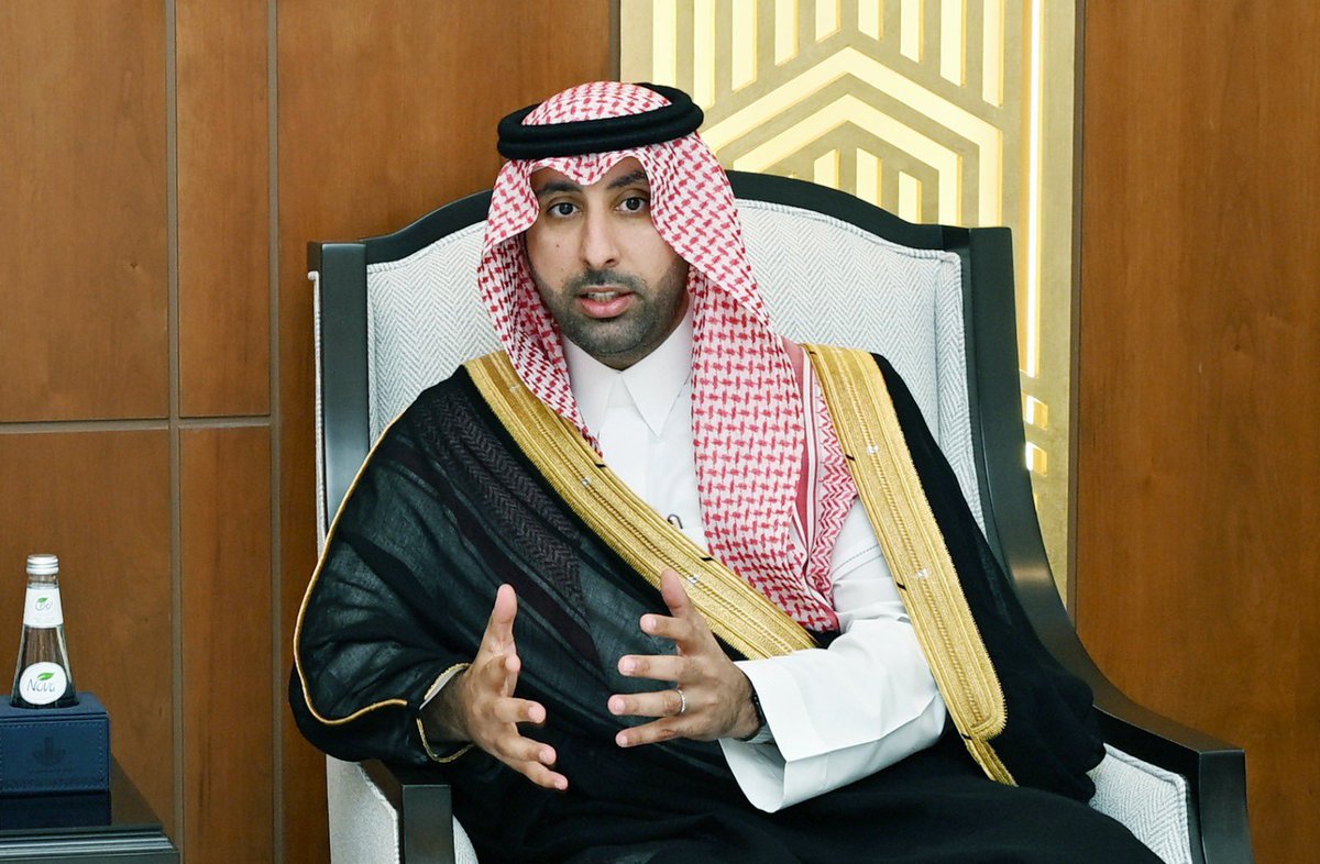 Eastern_RT's tweet photo. أمين الشرقية وغرفة الشرقية يبحثان تعزيز الشراكة لدعم القطاع العقاري

التقى معالي أمين المنطقة الشرقية المهندس فهد بن محمد الجبير، رئيس مجلس إدارة غرفة الشرقية فهد بن عبدالله الفراج، وأعضاء لجنة العقار والتطوير العمراني، لبحث تعزيز الشراكة والتنسيق بما يدعم القطاع العقاري ويرفع جاذبية البيئة الاستثمارية في المنطقة.

وأكد أمين الشرقية أن الشراكة مع الغرفة تمثل ركيزة مهمة للتكامل مع قطاع الأعمال، مشيراً إلى حرص الأمانة على تعزيز التواصل مع المستثمرين والاستماع إلى مرئياتهم لتطوير الخدمات البلدية.

من جانبه، أوضح رئيس غرفة الشرقية فهد الفراج أن اللقاء يأتي امتداداً لنهج الغرفة في تعزيز التعاون مع الجهات الحكومية لخدمة قطاع الأعمال، مؤكداً أن القطاع العقاري يشهد نمواً متسارعاً، ما يستدعي استمرار التنسيق لتعظيم الفرص الاستثمارية ودعم التنمية العمرانية في المنطقة.