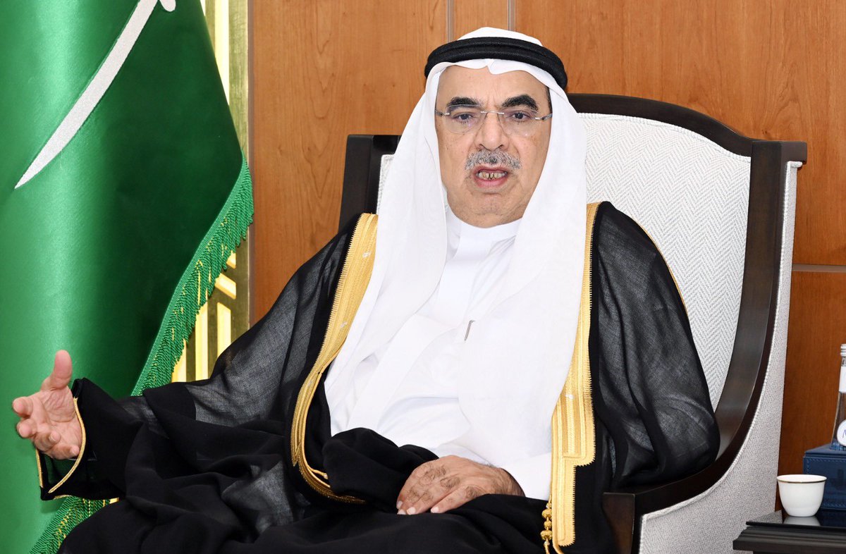 Eastern_RT's tweet photo. أمين الشرقية وغرفة الشرقية يبحثان تعزيز الشراكة لدعم القطاع العقاري

التقى معالي أمين المنطقة الشرقية المهندس فهد بن محمد الجبير، رئيس مجلس إدارة غرفة الشرقية فهد بن عبدالله الفراج، وأعضاء لجنة العقار والتطوير العمراني، لبحث تعزيز الشراكة والتنسيق بما يدعم القطاع العقاري ويرفع جاذبية البيئة الاستثمارية في المنطقة.

وأكد أمين الشرقية أن الشراكة مع الغرفة تمثل ركيزة مهمة للتكامل مع قطاع الأعمال، مشيراً إلى حرص الأمانة على تعزيز التواصل مع المستثمرين والاستماع إلى مرئياتهم لتطوير الخدمات البلدية.

من جانبه، أوضح رئيس غرفة الشرقية فهد الفراج أن اللقاء يأتي امتداداً لنهج الغرفة في تعزيز التعاون مع الجهات الحكومية لخدمة قطاع الأعمال، مؤكداً أن القطاع العقاري يشهد نمواً متسارعاً، ما يستدعي استمرار التنسيق لتعظيم الفرص الاستثمارية ودعم التنمية العمرانية في المنطقة.