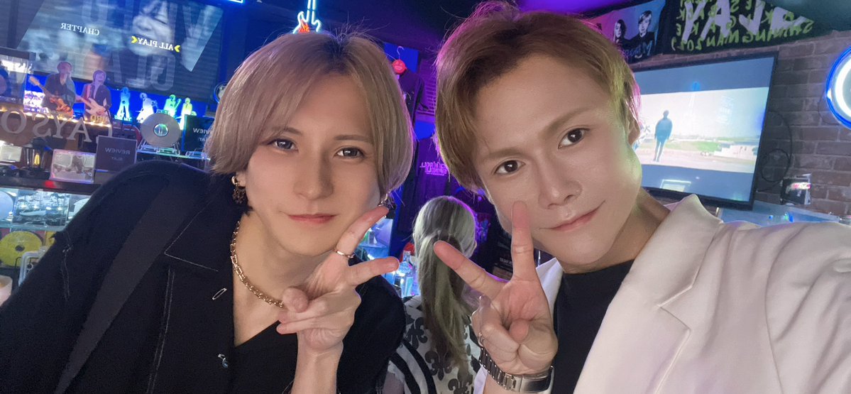 howebar's tweet photo. 6.30〈火〉〆日
こんばんは^ - ^
遊です✨
六月も終わりを迎えますね、7月も宜しくお願いします。花火大会、バーベキュー、今年も沢山思い出作りましょうね🍀🍀🍀
いつも皆様ほんとにありがとうございます🔥皆んなの六月に乾杯🍻
#GLAY
#歌舞伎町バー
#新宿バー
#カラオケ
#飲み放題 https://t.co/bnPZwpfPlw