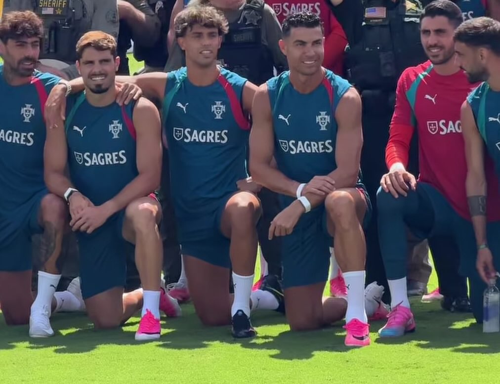 cristianocomtr's tweet photo. Cristiano Ronaldo, 2026 FIFA Dünya Kupası son 32 turu maçı öncesi bütün ekiple birlikte hatıra fotoğrafı çektirdi.

Ronaldo bu akşam Kanada’ya doğru yol alacak. 🇨🇦 https://t.co/5ucjY1686t