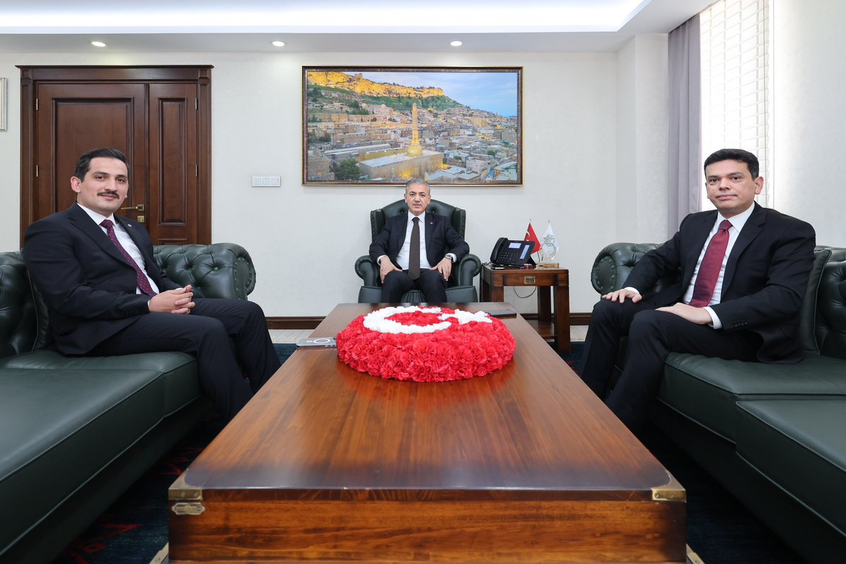 Mardin_Valiligi's tweet photo. İlimizde görev yapan ve 17 Haziran 2026 tarihinde Resmî Gazetede yayımlanan Cumhurbaşkanlığı Mülki İdare Amirleri Atama Kararnamesi ile;
➡️Trabzon/Akçaabat Kaymakamlığına atanan Kızıltepe Kaymakamı Abdullah Şahin,
➡️ İçişleri Bakanlığı Strateji Geliştirme Daire Başkanlığına atanan Dargeçit Kaymakamı Muhammed Enes İpek,

Valimiz Sayın @tuncay_akkoyun 'a veda ziyaretinde bulundular.

Sayın Valimiz, ilimizde yaptıkları hizmetlerden dolayı her iki kaymakamımıza teşekkür ederek yeni görev yerlerinde başarılar diledi.

@iletisim 
@TC_icisleri