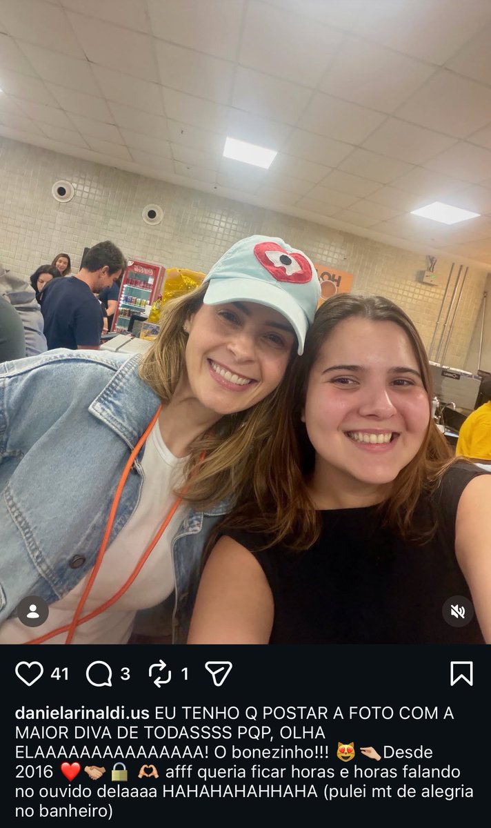 BruuhAlbino's tweet photo. “A maior diva de todas.” 
“Pulei muito no banheiro” 🥹

Que fofura a legenda dessa fã que viu a Ana Paula no aeroporto. https://t.co/Rdfu1Mxufg
