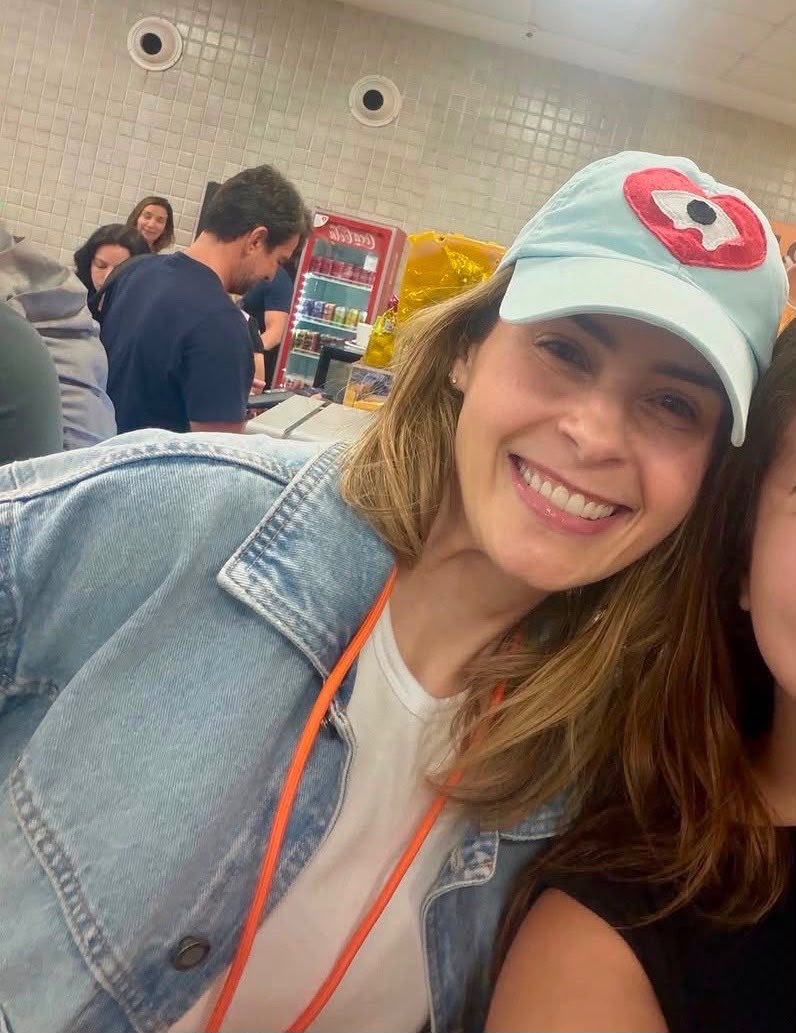 BruuhAlbino's tweet photo. “A maior diva de todas.” 
“Pulei muito no banheiro” 🥹

Que fofura a legenda dessa fã que viu a Ana Paula no aeroporto. https://t.co/Rdfu1Mxufg