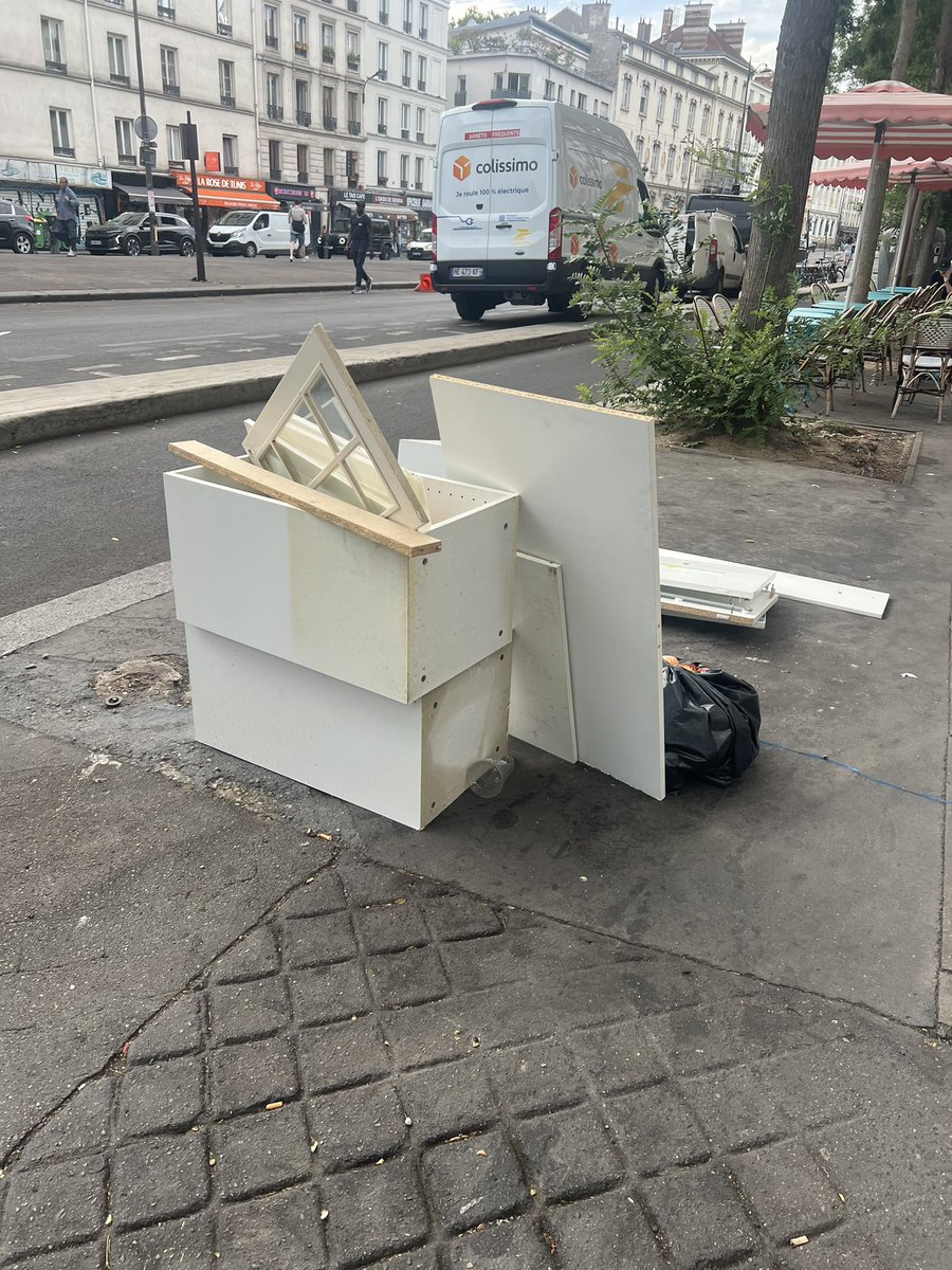 UnionParisienne's tweet photo. De Père Lachaise à #stalincrack tout est absolument répugnant: le boulevard e Belleville pue la 🥩 avariée, je plains ceux qui habitent au-dessus de ces infâmes bouibouis  majoritaires sur le boulevard de la Villette. Arrivé à Stalingrad➕une odeur de pisse abominable (et sous la @Ligne2_RATP) à gerber. 🤮 La clique #saccageparis a fait de Paris un bidonville, une zone de non droit.