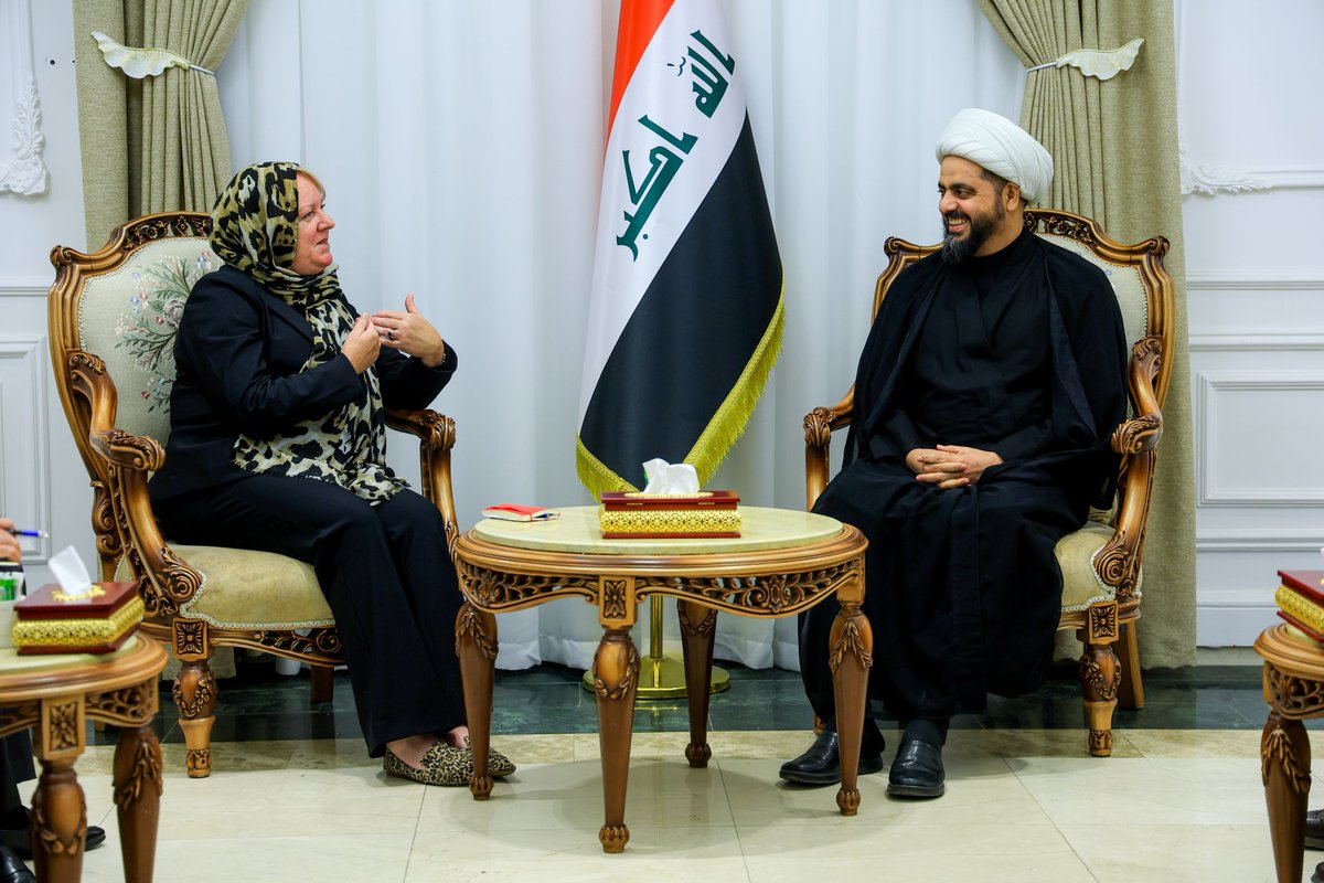 khazalimedia's tweet photo. استقبل سماحة الشيخ قيس الخزعلي، اليوم، سعادة سفيرة مملكة هولندا لدى العراق السيدة جانيت ألبيردا، وبحث معها العلاقات الثنائية وسبل تعزيز التعاون المشترك في المجالات الدبلوماسية والاقتصادية، إضافة إلى دعم جهود الاستقرار والتنمية في العراق والمنطقة. https://t.co/kutaA1eYc3