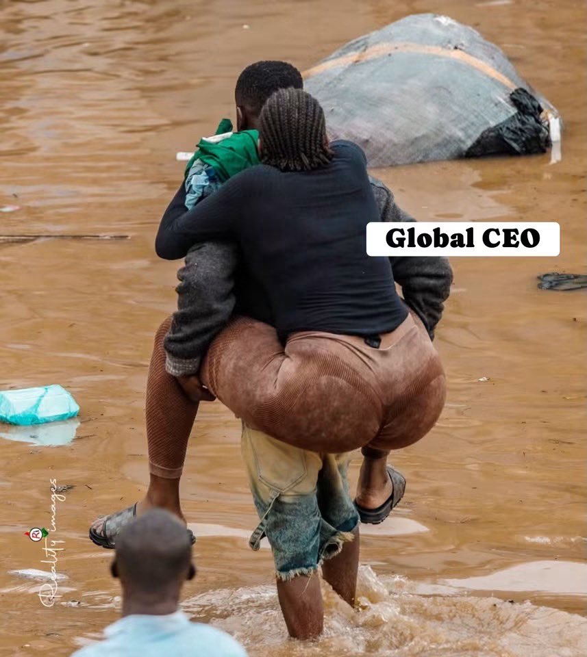 lartmoore2's tweet photo. As Flood make People & properties including panties Swim from Awoshie to Circle, Boys too Take advantage Dey celebrate Christmas, 😂Herr! Carry me cross water fuo, Adwaman nkoaaa. He carry trumuu like paper.
#Flood #Advantage https://t.co/k5mOyCrXMy