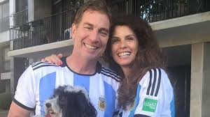 Renata350698471's tweet photo. Se ponen las remeras de Argentina, haciendóse los giles,con el perrito en brazos, y el tipo tiene ,(de lo que se sabe) 14 "cuentitas" off shore, fuera de nuestro país. https://t.co/n9rSvdMUBS
