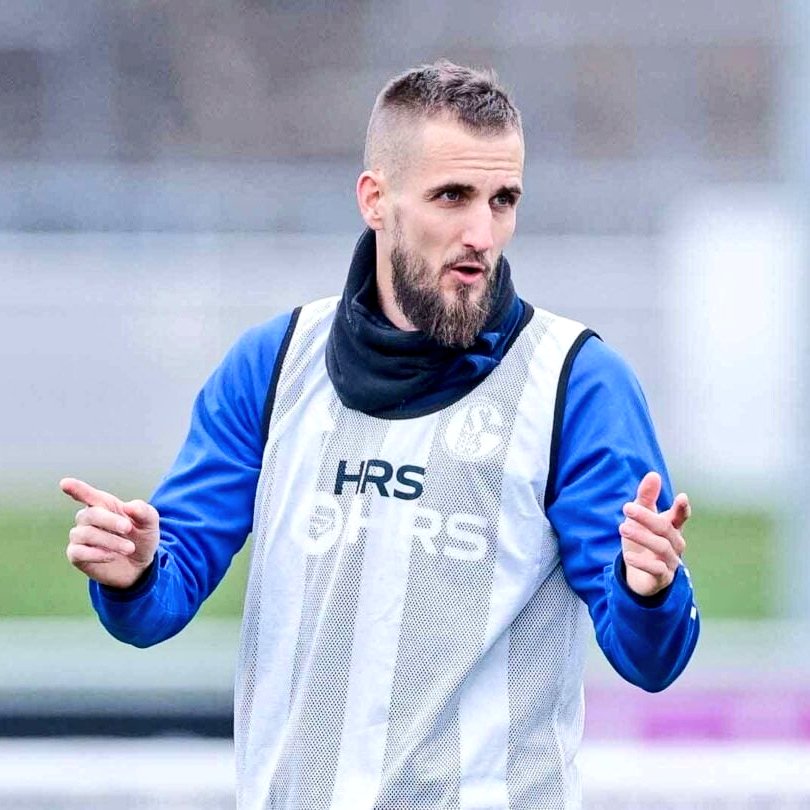 marius_141's tweet photo. Wie der ,,RevierSport" berichtet verlässt Dominick Drexler den FC #Schalke 04 auf eigenen Wunsch und persönlichen Gründen. #Drexler war Container der #Schalker U17 und wird künftig Co-Trainer der #Kieler U19.

#S04 #nurderS04 #Knappenschmiede #schmiede #Kiel  #Schalke04 #KSV https://t.co/qL5pf4tkOm