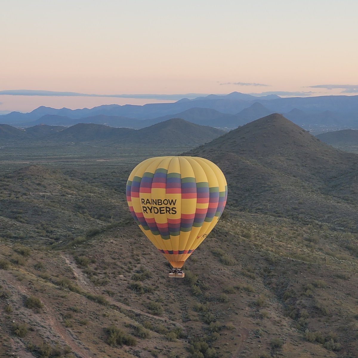 RainbowRyders's tweet photo. 🎈 Airplane: "Please remain seated."
Hot air balloon: "Look at that mountain!" https://t.co/NiXImQCNU3