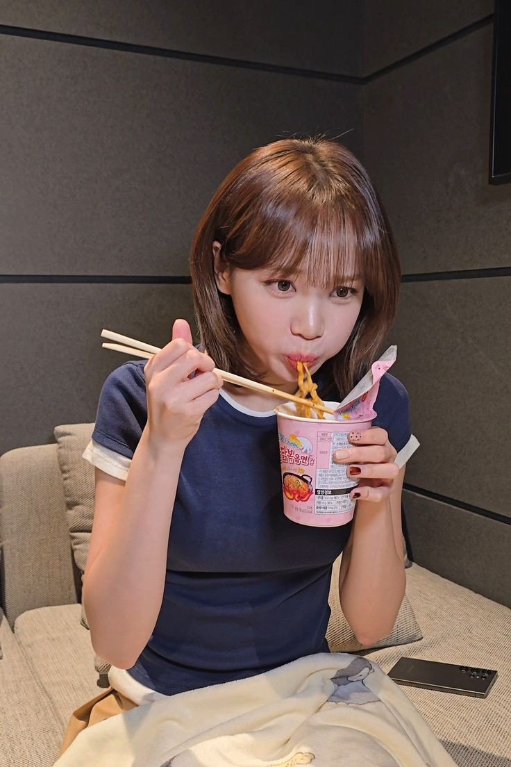 dillathalea's tweet photo. me and my late night snack hehehe (diet bisa di reschedule) https://t.co/Lkmlm8YL7E