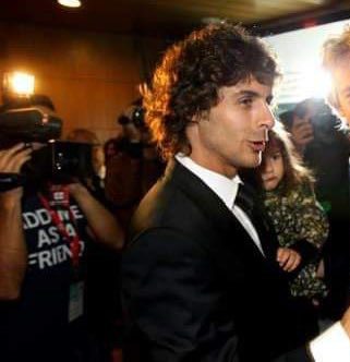 messikimochis's tweet photo. por favor lo que es pablo aimar con traje y mira esas ondas desordenadas, que hombre. https://t.co/3tzZPWEJt3