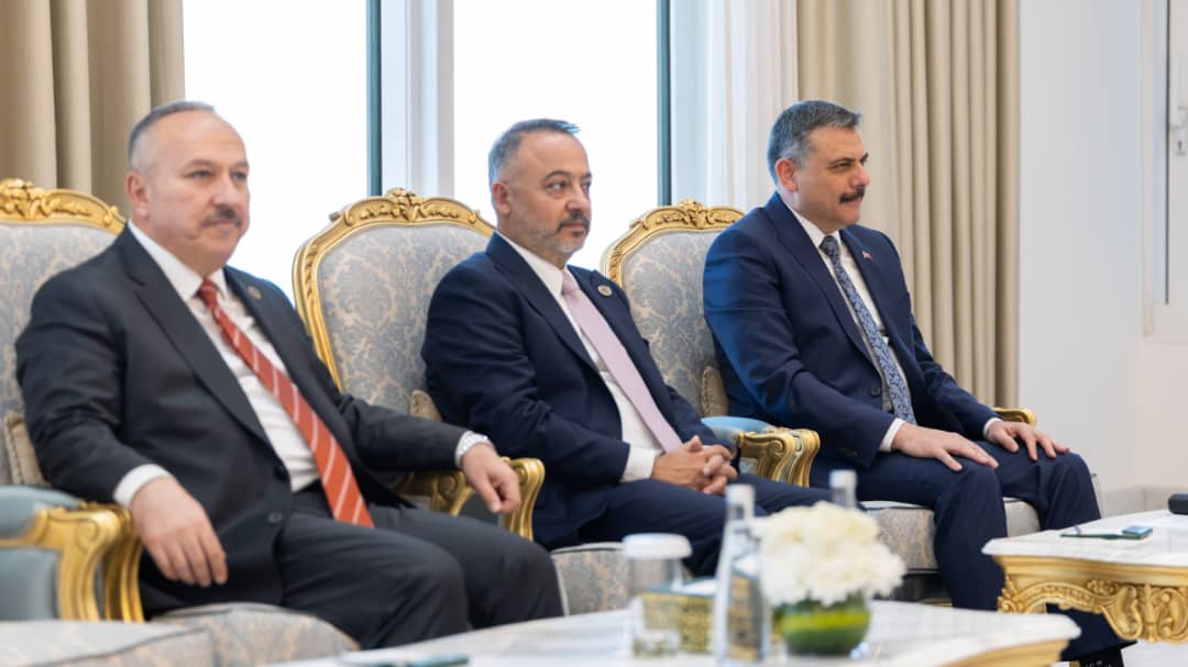 yazan_sofan's tweet photo. الرئيس أحمد الشرع يبحث مع وزير الداخلية التركي مصطفى تشيفتشي في قصر الشعب بدمشق سبل تعزيز التنسيق الأمني وتبادل الخبرات لمواجهة التحديات المشتركة بحضور وزير الداخلية أنس خطاب.   #رئاسة_الجمهورية_العربية_السورية
#سوريا #تركيا #العلاقات_السورية_التركية https://t.co/1cPm5OYqFs