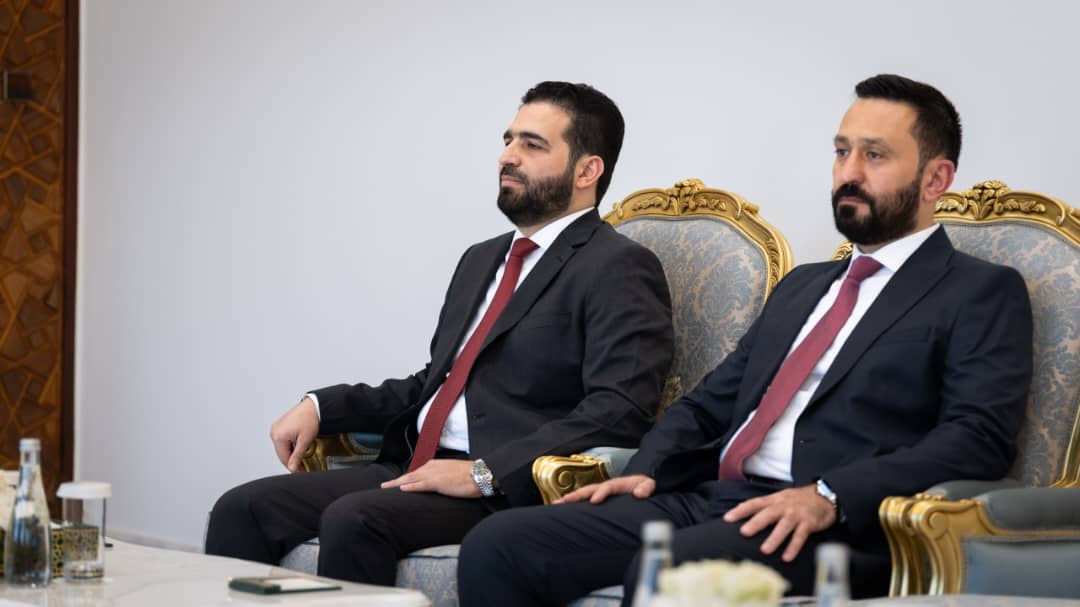 yazan_sofan's tweet photo. الرئيس أحمد الشرع يبحث مع وزير الداخلية التركي مصطفى تشيفتشي في قصر الشعب بدمشق سبل تعزيز التنسيق الأمني وتبادل الخبرات لمواجهة التحديات المشتركة بحضور وزير الداخلية أنس خطاب.   #رئاسة_الجمهورية_العربية_السورية
#سوريا #تركيا #العلاقات_السورية_التركية https://t.co/1cPm5OYqFs