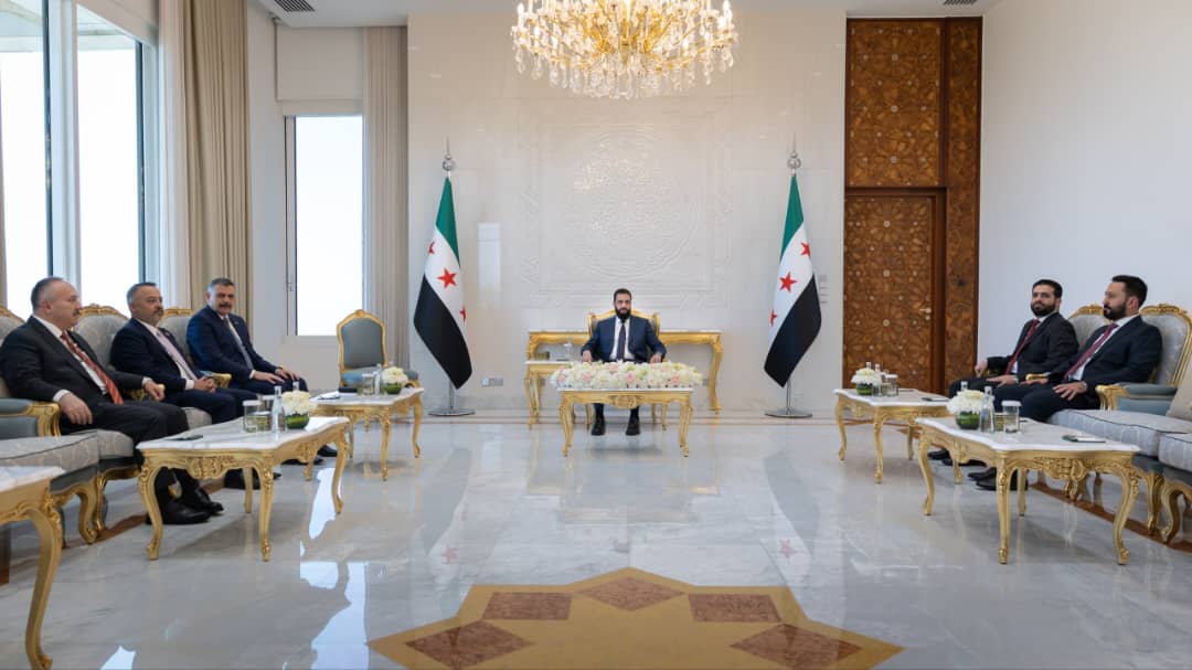 yazan_sofan's tweet photo. الرئيس أحمد الشرع يبحث مع وزير الداخلية التركي مصطفى تشيفتشي في قصر الشعب بدمشق سبل تعزيز التنسيق الأمني وتبادل الخبرات لمواجهة التحديات المشتركة بحضور وزير الداخلية أنس خطاب.   #رئاسة_الجمهورية_العربية_السورية
#سوريا #تركيا #العلاقات_السورية_التركية https://t.co/1cPm5OYqFs