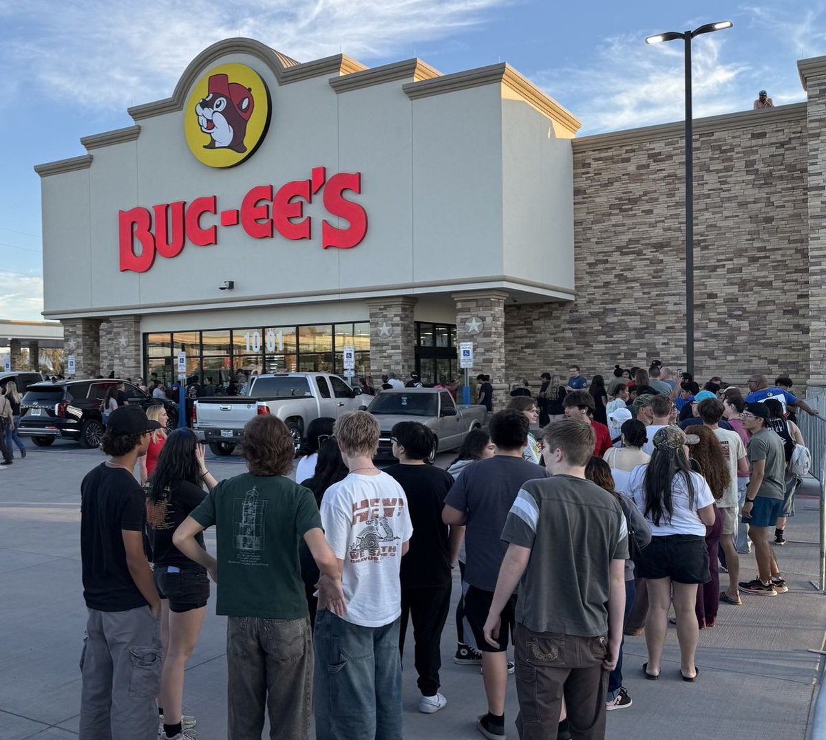 ShawnteOrion's tweet photo. If Trump wanted people to show up to his embarrassing 250th American State Fair, he should've just built a BUC-EE's on the White House lawn like the one they just opened in Arizona. https://t.co/RYgt6DYbCa