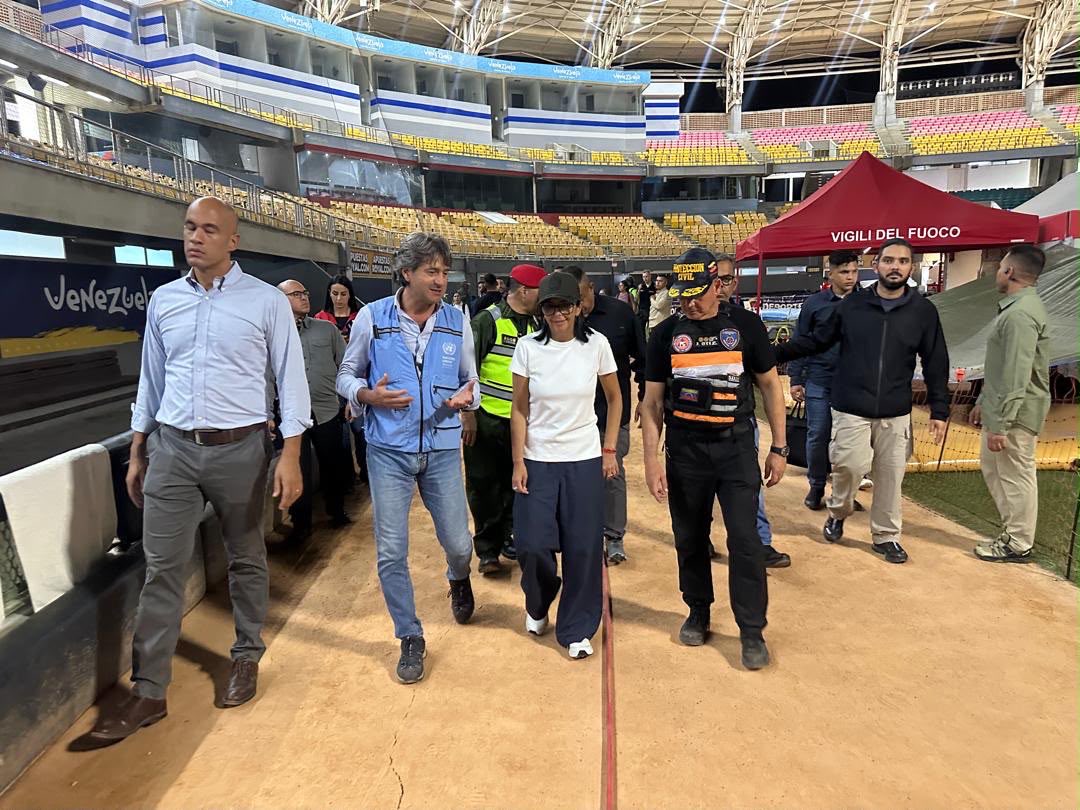 UNReliefChief's tweet photo. En contacto con la Presidenta Encargada @delcyrodriguezv para expresar mi solidaridad con el pueblo de Venezuela. La ONU está apoyando a las autoridades en la coordinación y respuesta a la emergencia. Agradezco su visita a nuestra base con 53 equipos internacionales de 27 países. https://t.co/9XUdllnUvZ