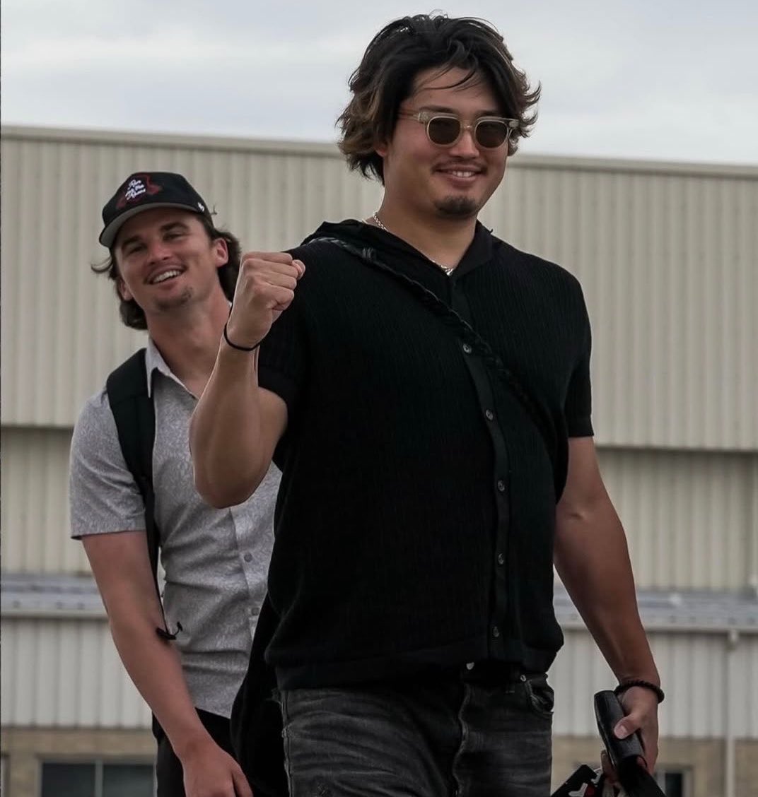 SoxTranslator's tweet photo. 村上さんは、髪もひげも少し伸ばしたようですね。

新しい見た目は、正直言ってロックアーティストみたいで思わず笑ってしまいました。🎸

#村上宗隆 https://t.co/EtMUZfxRWl