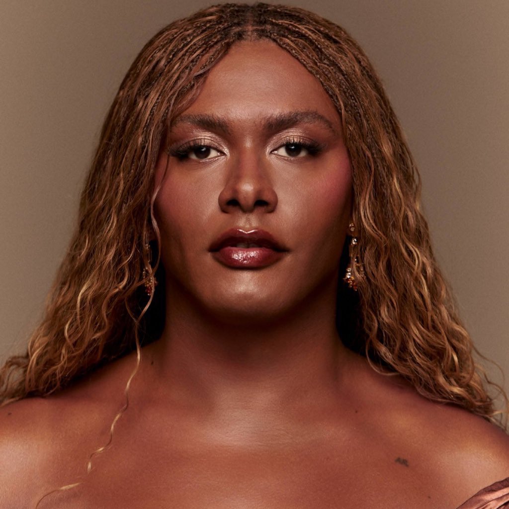 poponze's tweet photo. ELA VOLTOU! Liniker anunciou que o single “Melhor Notícia” será lançado amanhã, às 21h. https://t.co/HUovnQGxVD