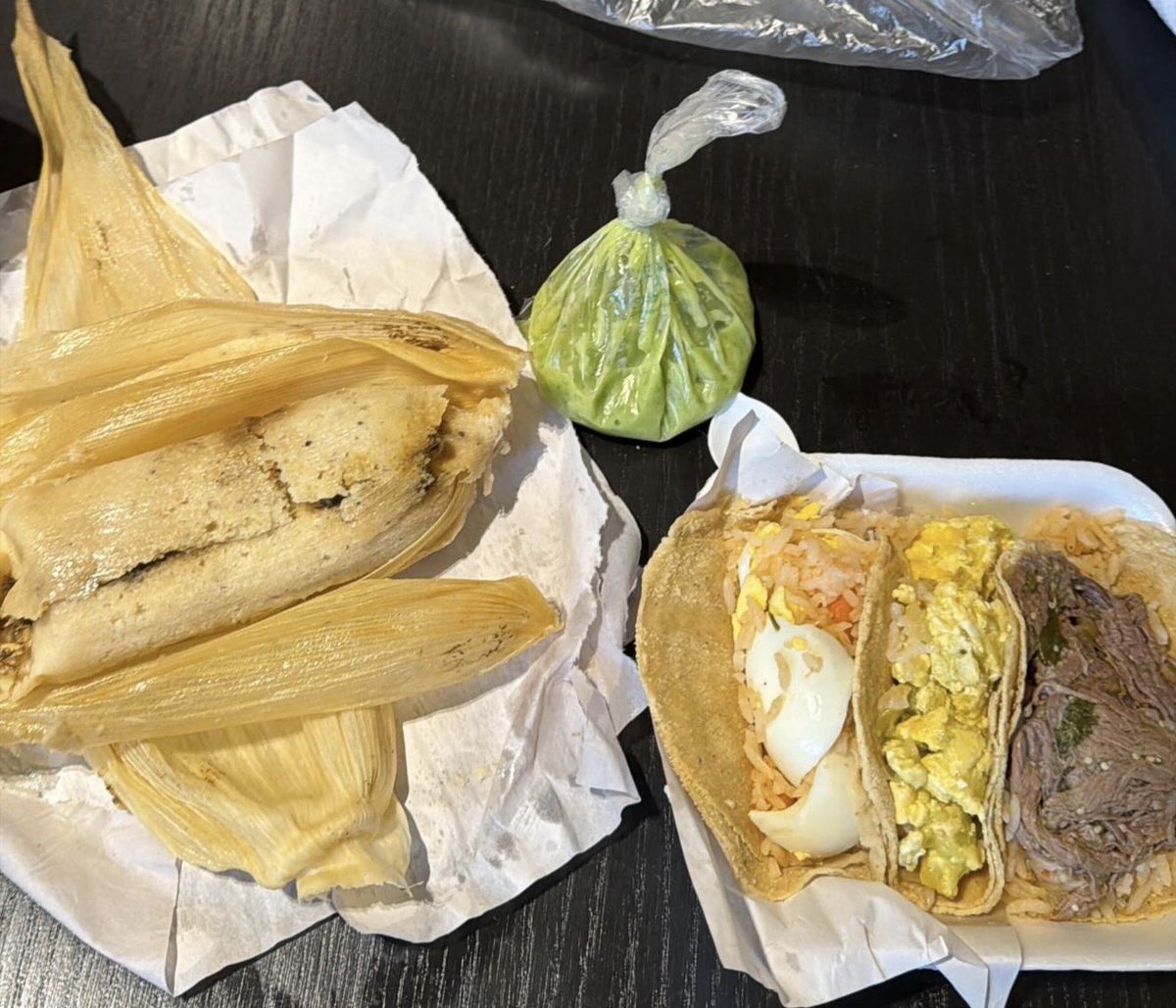 nickysmokess's tweet photo. I can’t get over how they bagged my green salsa like it was quarter of dope 😂 https://t.co/nAD2xCNgzq