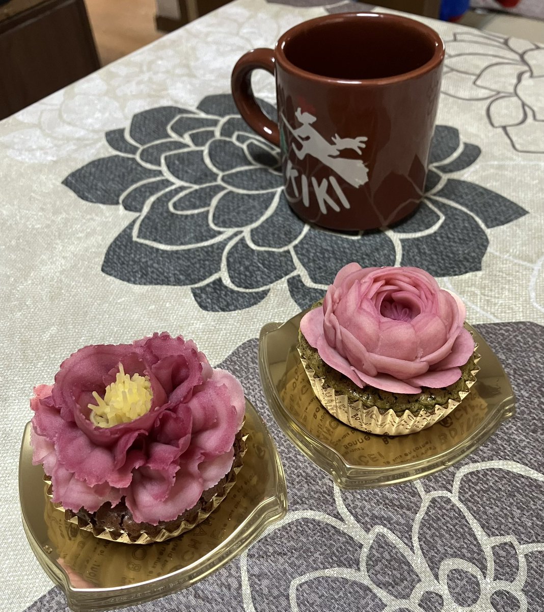 okadataeko0719's tweet photo. 選挙後、娘の誕生日も兼ねて、ご褒美のケーキ🧁です‼️
選挙期間中、娘もお洗濯やら、ゴミ出しやら良く手伝ってくれました😭
C her  A ngesさんのオシャレで芸術的なケーキ。
花はあんこでできています。
お花の美しさがバージョンアップしている気がする💦
美味しくいただきました😋 https://t.co/Y7BBklofKH
