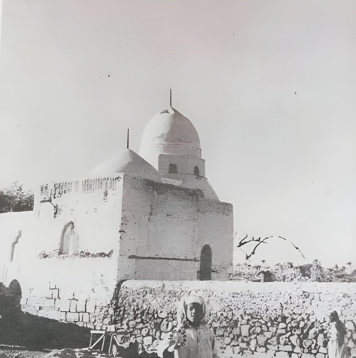 Isma3eell's tweet photo. من نوادر الصور
بئر الخاتم أو بئر النبيﷺ وكانت تُعرف قبل الإسلام ببئر أريس
يقول: عبدالقدوس الانصاري
".. وهي مطوية بالحجارة المنحوتة المطابقة وتعلوها قبة عالية.... وبحوارها إلى الجنوب قبة أخرى ذات محراب...... ولهذه القبة فتحة تطل على البئر ويستقى منها أيضآ وبجانب البئر حمام وبشرقه بركة كبيرة.. ويستخرج الماء من البئر بواسطة السائية وقد جدد السلامي درجاً لهذه البئر يهبط منه إلى قاعها عام ٧١٤هـ .......
جدد طيها.. وشيدت على البئر هذه القبة بجانبها القبة التي تليها....
وبئر أريس ماثورة فقد جلس الرسولﷺ
على قفها ومعه ابو بكر وعمر وعثمان _رضوان الله عليهم_ وتسمى بئر الخاتم لسقوط خاتم النبيﷺ من يد عثمان بن عفان وذلك بعد ست سنوات من خلافته.. "