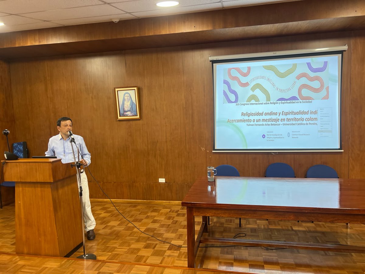 PUCE_Ecuador's tweet photo. 🌎📚 El conocimiento se fortalece cuando dialoga con diferentes culturas.

Recibimos a Yulman Arias, de la Universidad Católica de Pereira, quien compartió con nuestra comunidad la charla "Aproximaciones históricas y expresiones simbólicas de lo religioso como elementos identitarios de la cultura andina: Colombia - Ecuador - Chile".

Nuestro rector, el P. Carlos Ignacio Man-Ging, S.J., dio la bienvenida a este espacio académico que promovió la reflexión sobre la identidad, la historia y la riqueza cultural de los pueblos andinos. 🤝 💙