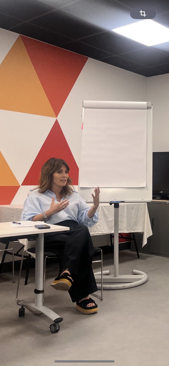 hematovmacarena's tweet photo. Las doctoras Alicia Rodríguez y Nazaret Domínguez han participado en el curso «Formación en Comunicación de Alto Impacto», organizado por Atresmedia. Durante esta formación, han tenido la oportunidad de aprender de la experiencia de los periodistas Vicente Vallés y Helena Resano. https://t.co/qO3vSA9A0m
