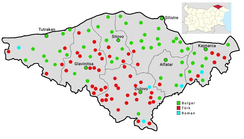 Babaishakk's tweet photo. Bulgaristan - Silistre'deki 112 köy ve 7 ilçe merkezinde etnik dağılım.
🔴 Türk
🟢 Bulgar
🔵 Roman

Silistre ve içinde bulunduğu Deliorman bölgesi, Bulgaristan'da Alevi-Bektaşi nüfusun en yoğun olduğu tarihî merkezlerden biridir.

Bölgedeki Alevi-Bektaşi (Kızılbaş) Köyleri
Osmanlı döneminde (özellikle 16. yüzyılda) Anadolu'dan (Eskişehir, Sivas, Kastamonu gibi bölgelerden) sürgün veya iskan yoluyla getirilen Kızılbaş Türkmen Yörük oymakları bu bölgeye yerleştirilmiştir.

Bölgedeki Aleviler kendi aralarında geleneksel olarak "Pazartesililer" (Babailer) ve "Çarşambalılılar" (Bektaşiler) olarak iki ana gruba ayrılırlar. Cem ibadetlerini, musahiplik kurumunu ve nefes kültürünü günümüzde de sürdürmektedirler. 

Bölge, heterodoks Alevi - Bektaşi Kızılbaş dervişlerin Balkanlar'daki en büyük üssüdür. Şeyh Bedreddin isyanının bu topraklarda (Silistre ve Dobruca) filizlenmesi ve bölgede Sarı Saltuk, Demir Baba ve Ali Koç Baba gibi çok önemli Alevi-Bektaşi inanç önderlerinin türbe ve tekkelerinin bulunması, bu inancın bölgedeki köklü geçmişini kanıtlar.