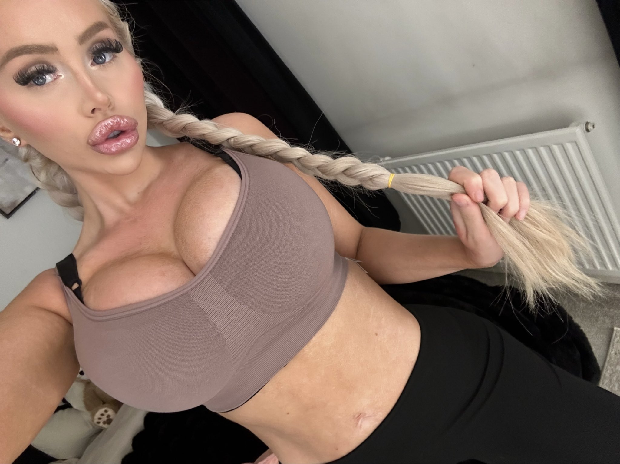 Hope everyone is having a boobilicious day https://t.co/2CFCHQN6xU