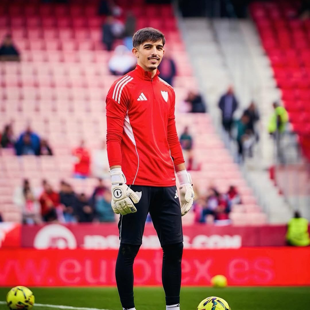 extratimeftbol's tweet photo. 🚨 ÚLTIMA HORA. Alberto Flores será el segundo portero de Sevilla FC.

🫵🏼 Está decidido. G. Plaza confía en él. Formará parte de primer equipo. Ahora avanzan por Vlachodimos.

👀 Hay optimismo con Flores. Gran crecimiento en Sevilla B. Nuevo contrato por renovación, en marcha. https://t.co/QtxRKBmiNw