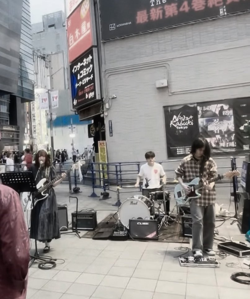 Anemoir_'s tweet photo. @enola10726 
Anemoir 歌舞伎町ストリートライブ https://t.co/KSbdb7JsfT
