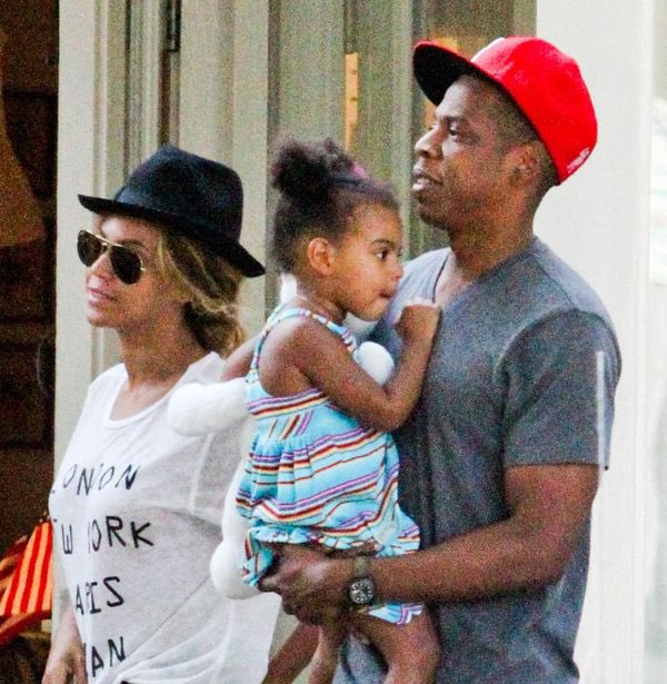 jayzbase's tweet photo. Jaÿ-Z, Beyoncé and Blue Ivy shopping in The Hamptons 

06.30.2014 https://t.co/KHJjDV761O