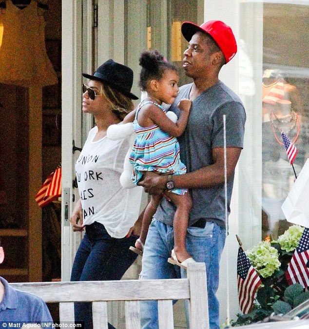 jayzbase's tweet photo. Jaÿ-Z, Beyoncé and Blue Ivy shopping in The Hamptons 

06.30.2014 https://t.co/KHJjDV761O