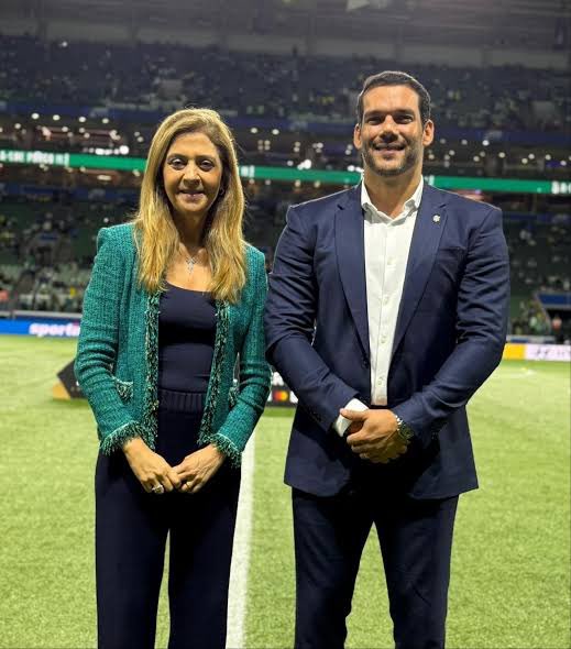 golsdobrasil1's tweet photo. Durante esta Copa do Mundo, Samir Xaud, presidente da CBF, já pegou pelo menos duas caronas no jato particular de Leila Pereira, presidente do Palmeiras.

A relação entre a entidade e o clube paulista é descrita como muito boa e tranquila, de “céu de brigadeiro”.​​​​​​​​​​​​​​​​​​​​​​​​​​​​​​​​​​​​​​​​​​​​​​​​​​

Via: Lauro Jardim
📸 Divulgação