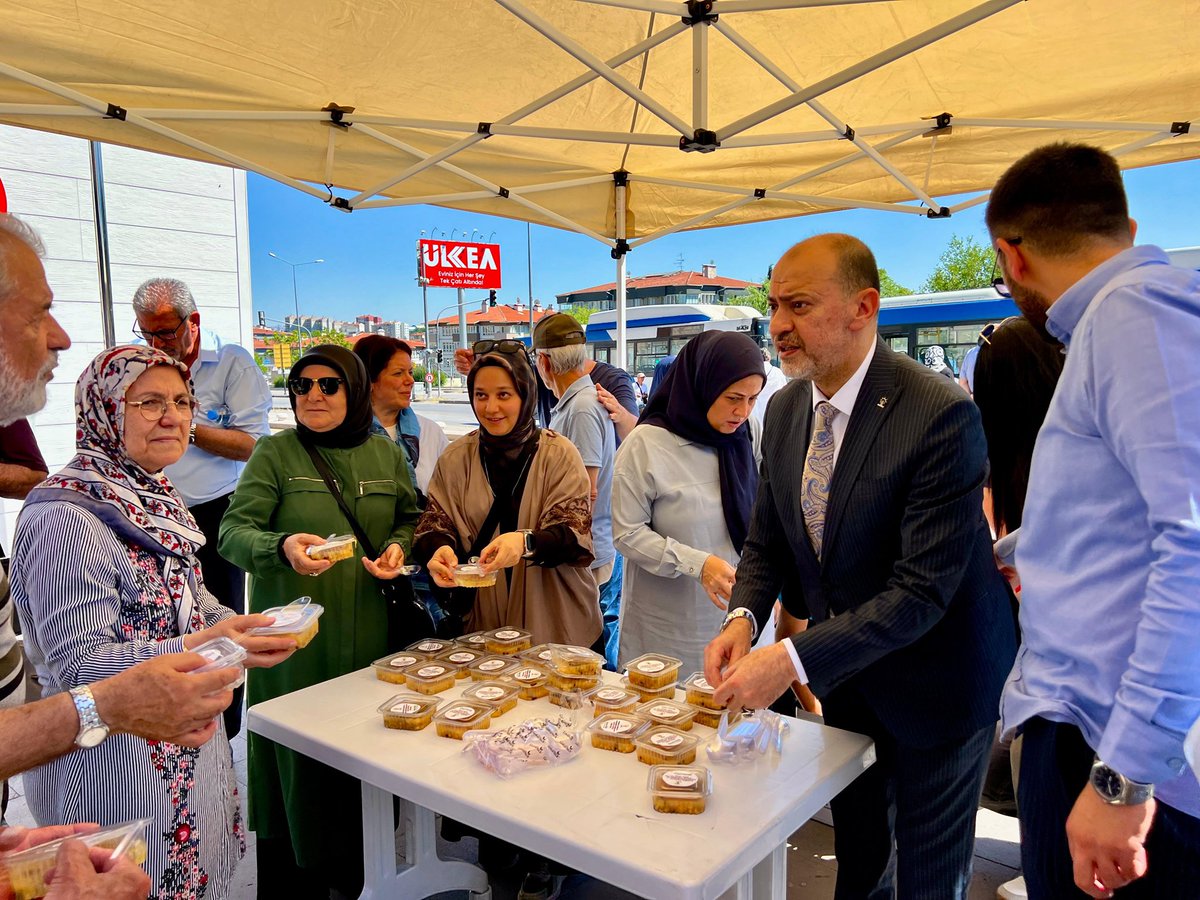 akyenimahalle06's tweet photo. 📍 Batıkent 
 📍 Karşıyaka İş Merkezi 
 📍 Demetevler 

🍲 Aşure Programımız

İlçe Başkanımız @ekremyuce06 , İlçe Kadın Kolları Başkanımız @MehtapY0647 Gençlik kolları Başkanımız @MehmetEminktem2 ve kıymetli yürütme ve yönetim kurulu üyelerimizin katılımıyla gerçekleştirdiğimiz aşure programının hayırlara vesile olmasını diliyoruz.

🤝 Birlik ve beraberliğimizin daim olması, muhabbet ve kardeşlik bağlarımızın güçlenmesi temennisiyle düzenlediğimiz programımıza katılım sağlayan tüm hemşehrilerimize gönülden teşekkür ederiz.

🕊️ Hüseynî bir duruş sergileyen, birlik ve kardeşliğimize katkı sunan tüm gönül dostlarına selam olsun.

🤲 Muharrem ayının bereketinin; ülkemize, milletimize ve tüm İslam âlemine huzur, kardeşlik ve esenlik getirmesini Yüce Allah’tan niyaz ediyoruz.