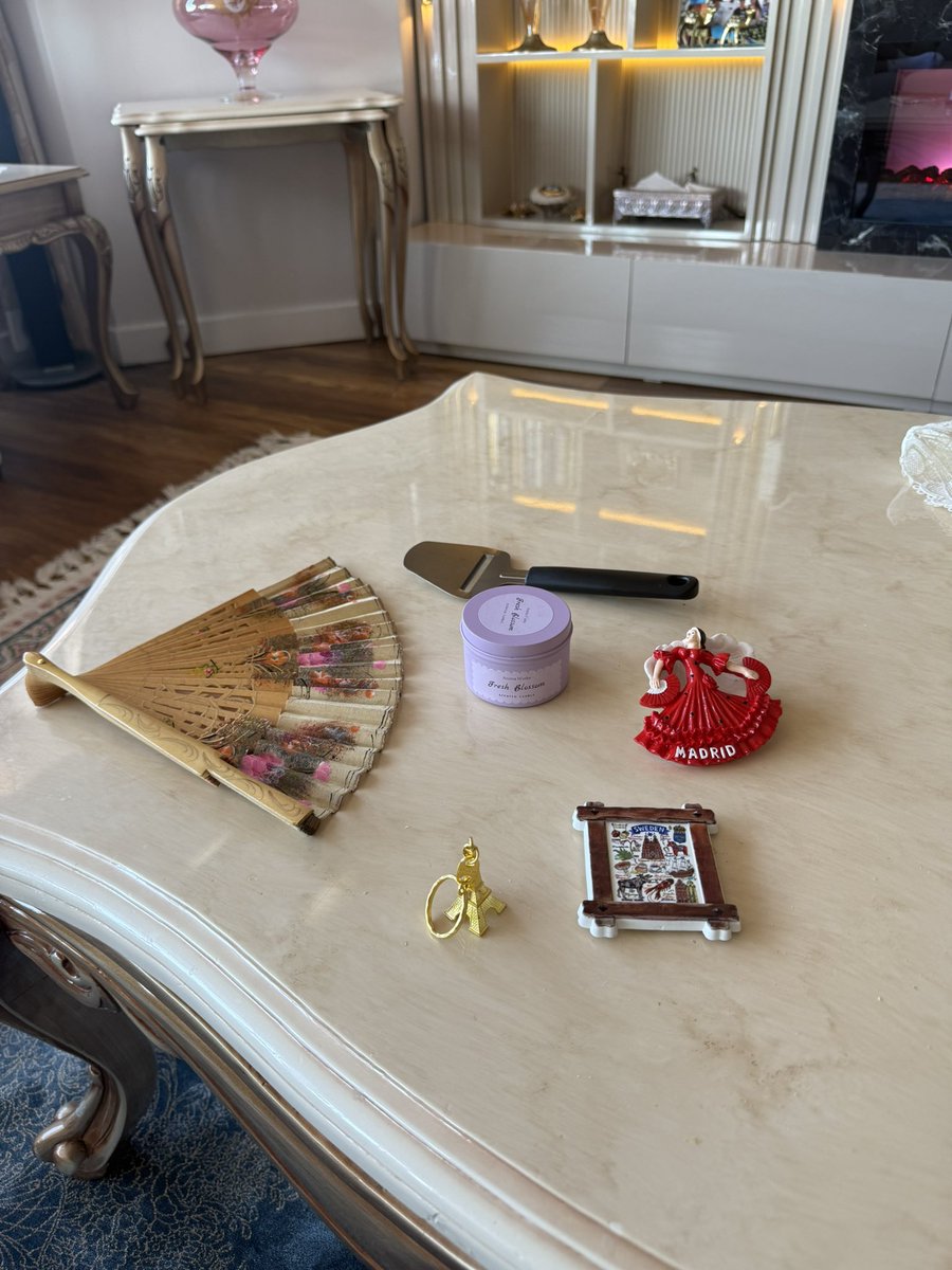 Gulafer_'s tweet photo. Altı ülkeyi dolaşan kıymetli arkadaşımın benim için özenle seçtiği hediyeler…

• İspanya’dan yelpaze 
• Almanya’dan mumluk
• Hollanda’dan peynir bıçağı
• İsveç’ten magnet
• Paris’ten anahtarlık
• Valensiya’dan magnet 

İnceliği ve emeği için gönülden teşekk��r ediyorum. https://t.co/pUBOWseUC0