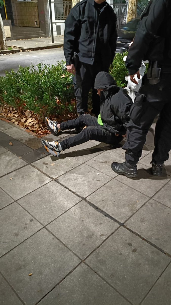 leodelga2's tweet photo. 🚔 Un trapito fue detenido en Oroño al 200 tras ser denunciado por comportarse de forma agresiva con vecinos. Durante la identificación, insultó y agredió de un cabezazo a un policía👮‍♂️⚖️ #Rosario #Policiales @emergenciasAR https://t.co/CXx9wICXxa